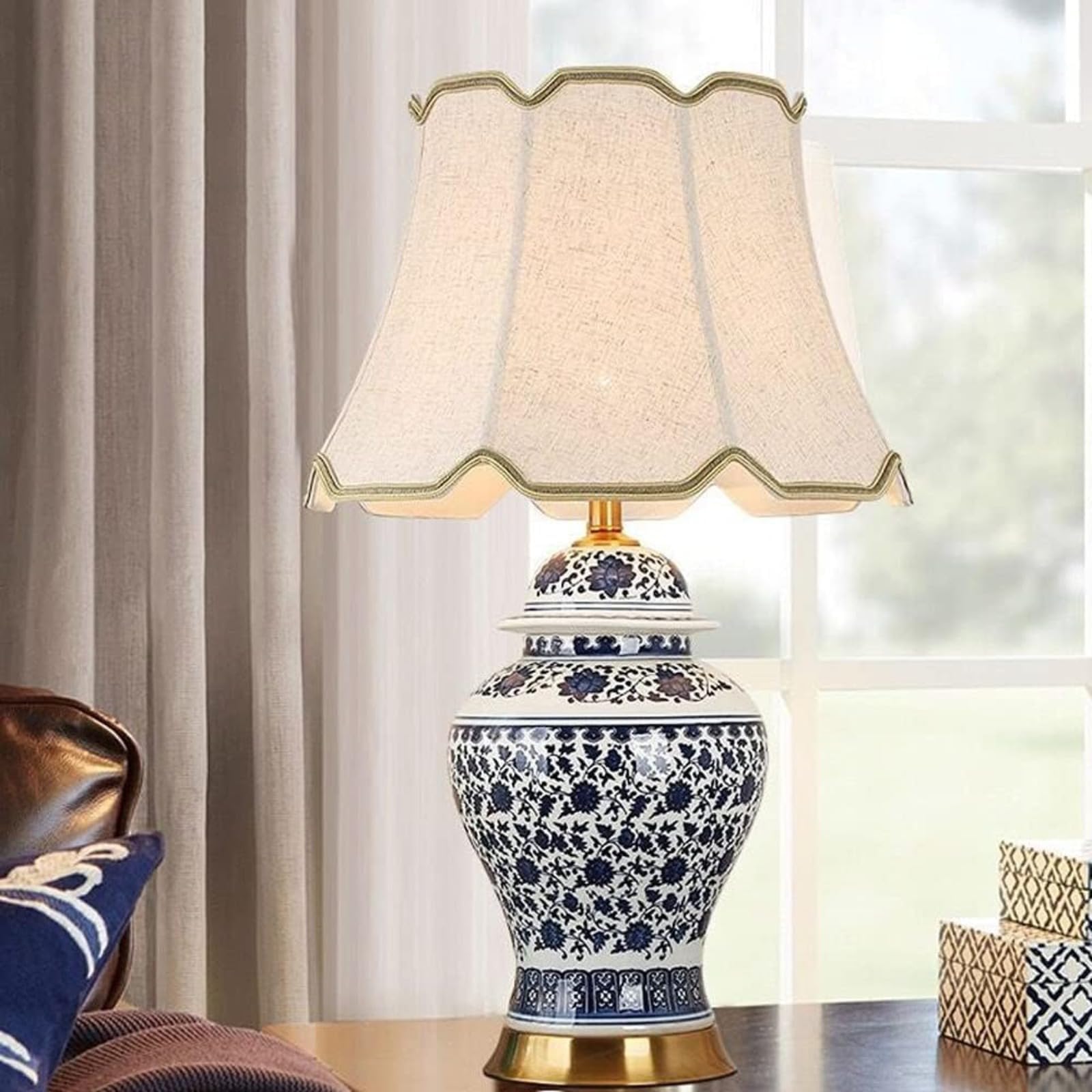 Niebieska i biała porcelanowa lampa stołowa z kloszem lnianym