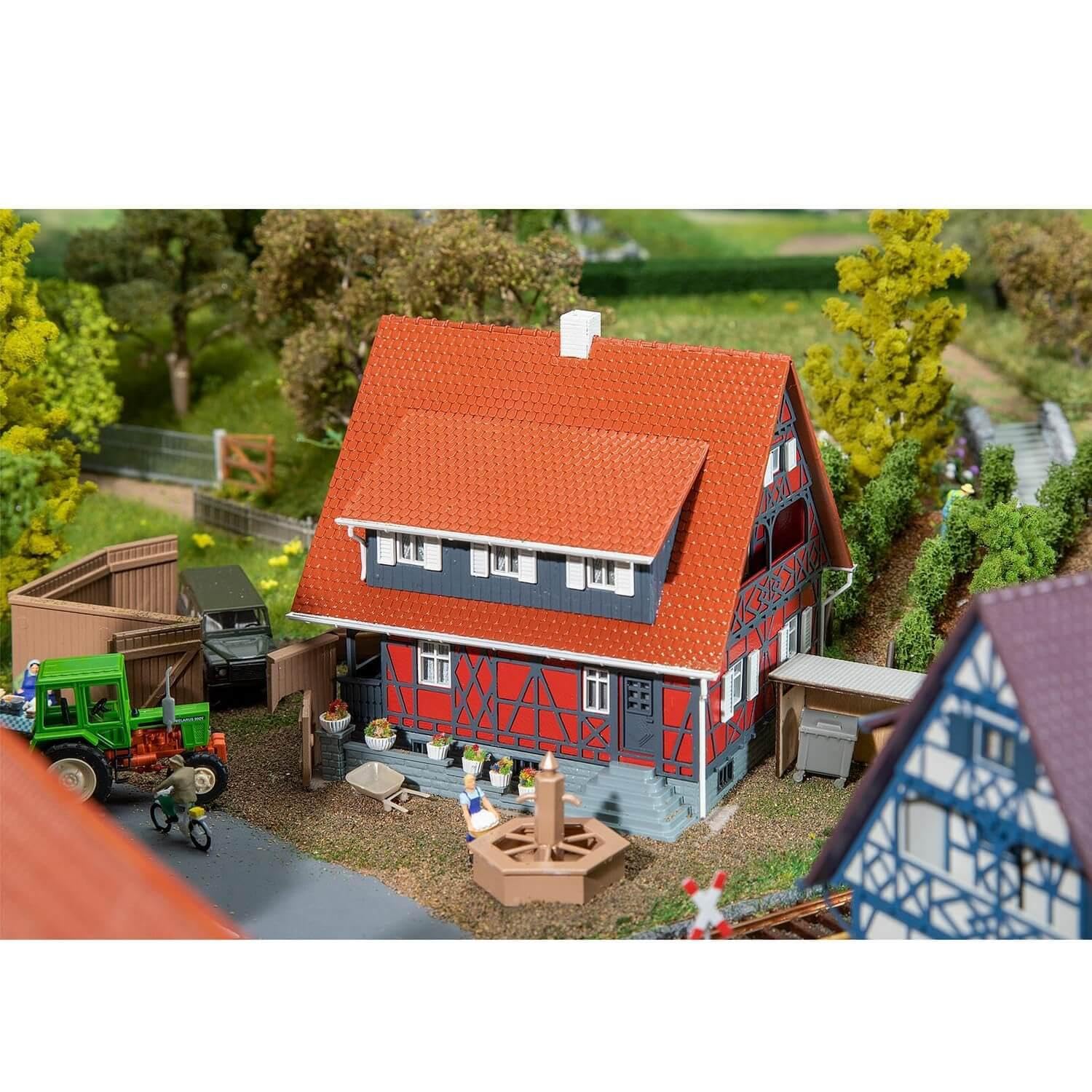 Faller 130587 Fachwerkhaus mit Brunnen, One Size, Grau und Rot, Weiss/Opulenter Garten