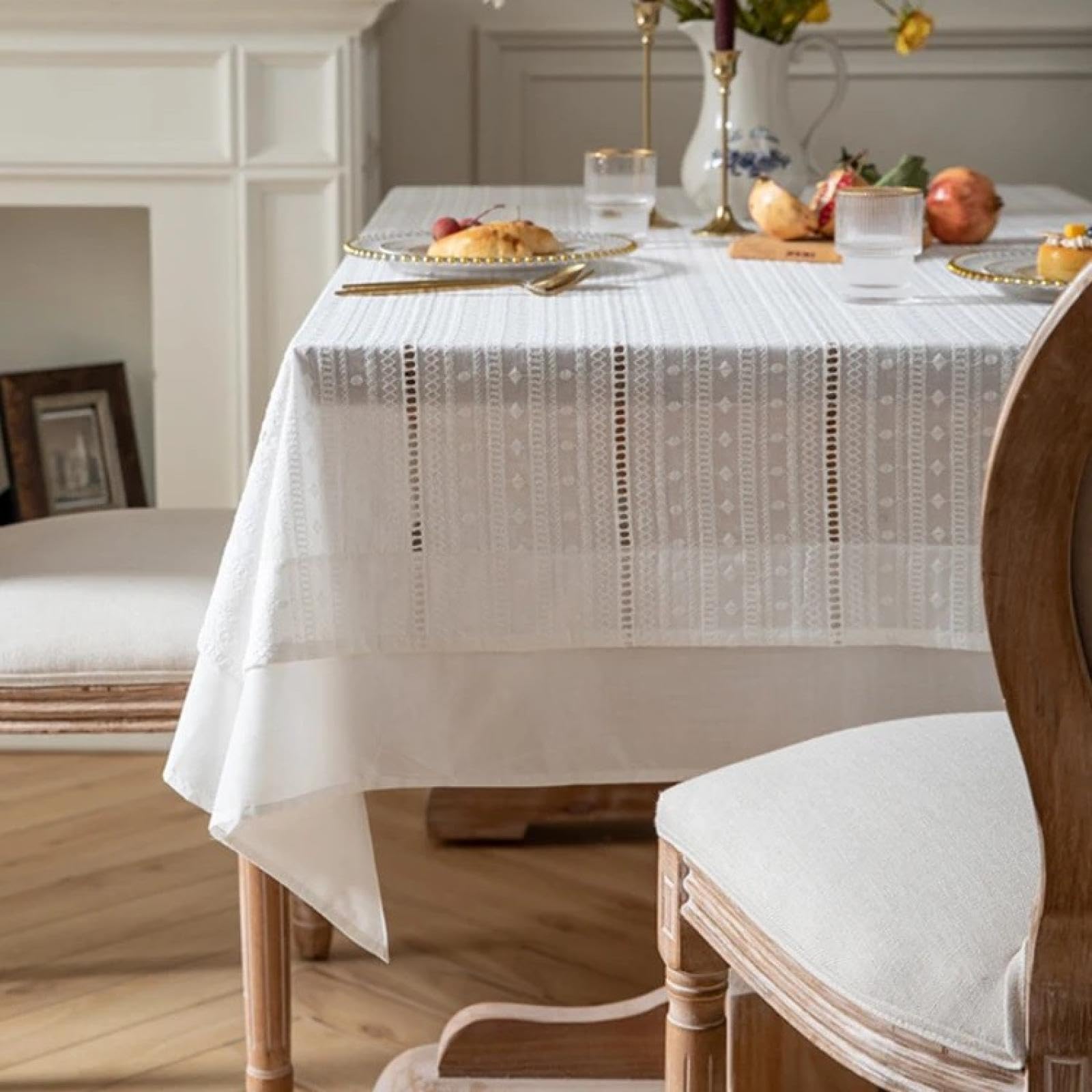 Nappe en coton brodé blanc lavable pour protéger et sublimer votre table de cuisine