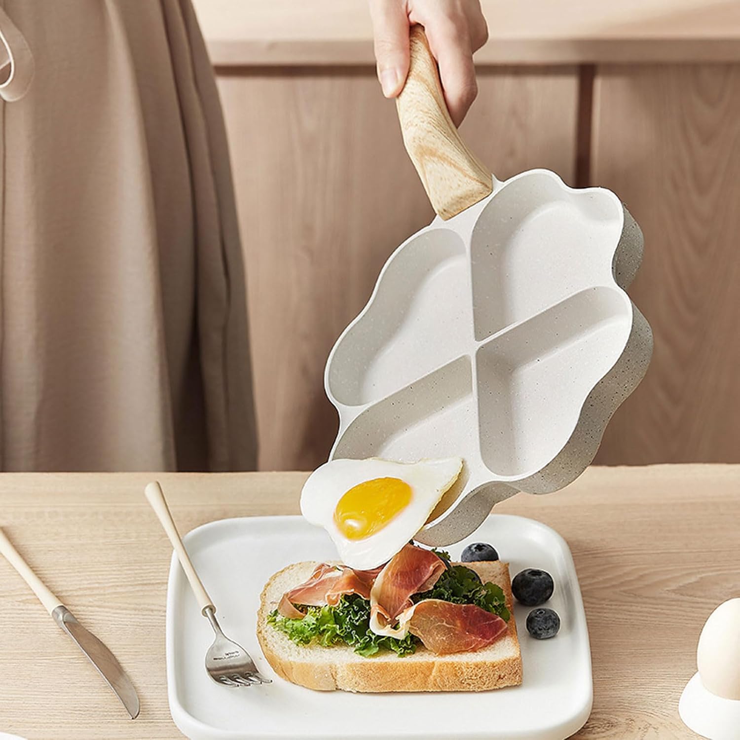 Egg Pan Omelette Pan, Nonstick Frying Pan with Heart Shape, Maifan Stone Skillet for Breakfast, for Pancake, Hamburger, Bacon, for Gas Stove & Induction Cookware (20cm)