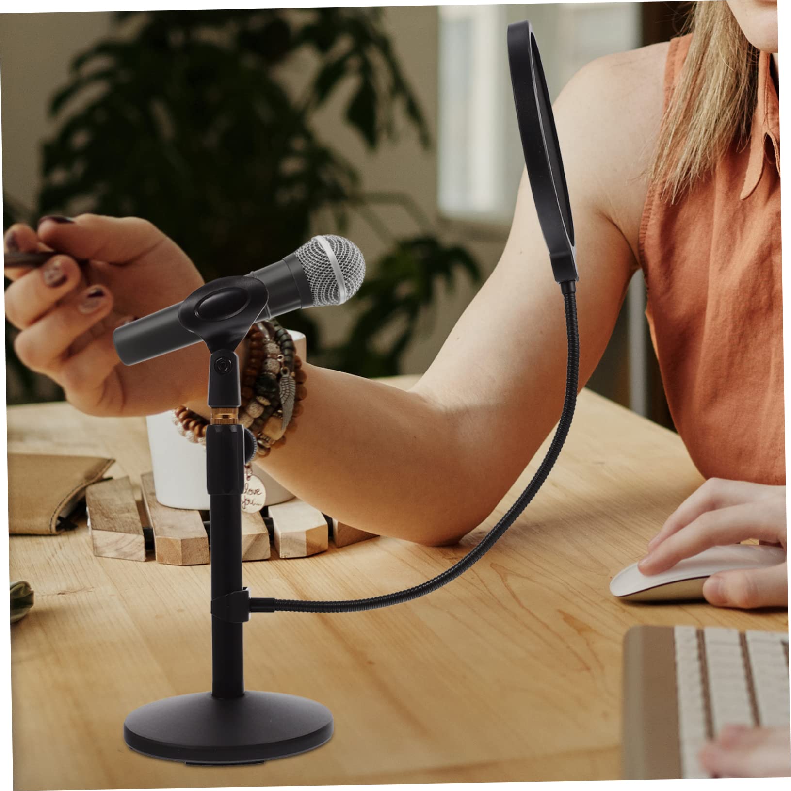 Supporto Microfono da Tavolo Regolabile con Base Tonda Nera | Metallo e Plastica, per Broadcasting e Live Broadcasting, con Filtro Anti Vento e Anti Saliva