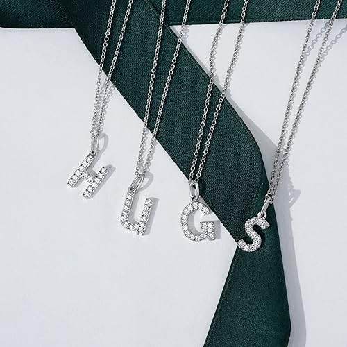 Miniatura 7 de Tienda Essentials Collar con colgante de inicial de circonita cúbica de elementos infinitos chapados en platino, (anteriormente colección Tienda)