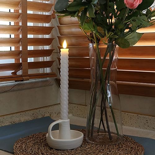 Miniatura 5 de Rhytsing Velas cónicas sin llama blancas de 10 pulgadas con temporizador, candelabros en espiral que funcionan con pilas, luz blanca cálida, control