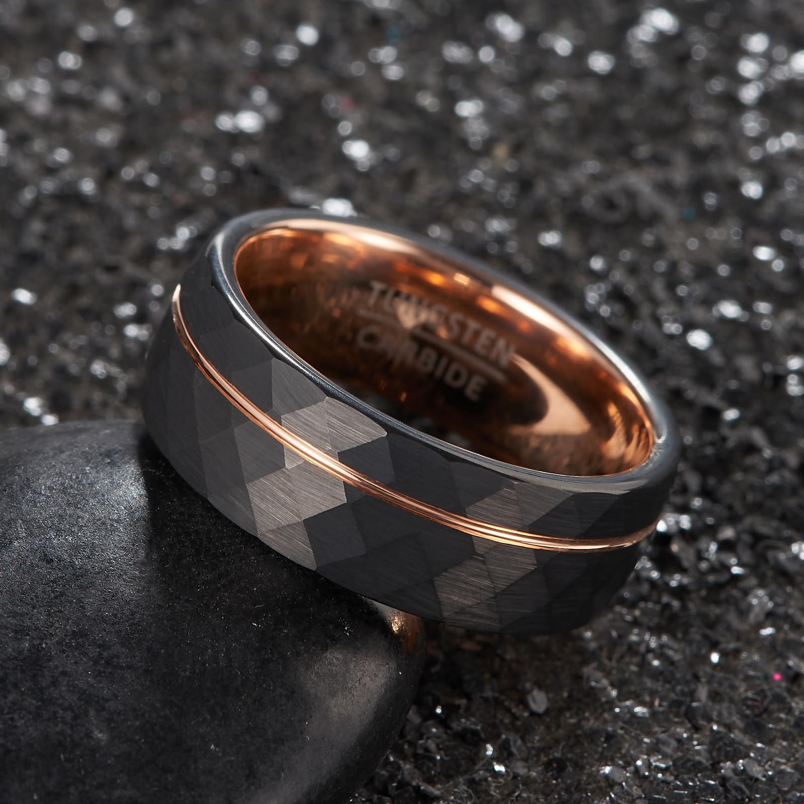 Fascia Uomo Geometrica Sfaccettata – Anello Nuziale in Tungsteno Nero Larghezza 8mm con Accento Oro Rosa (Misura USA)