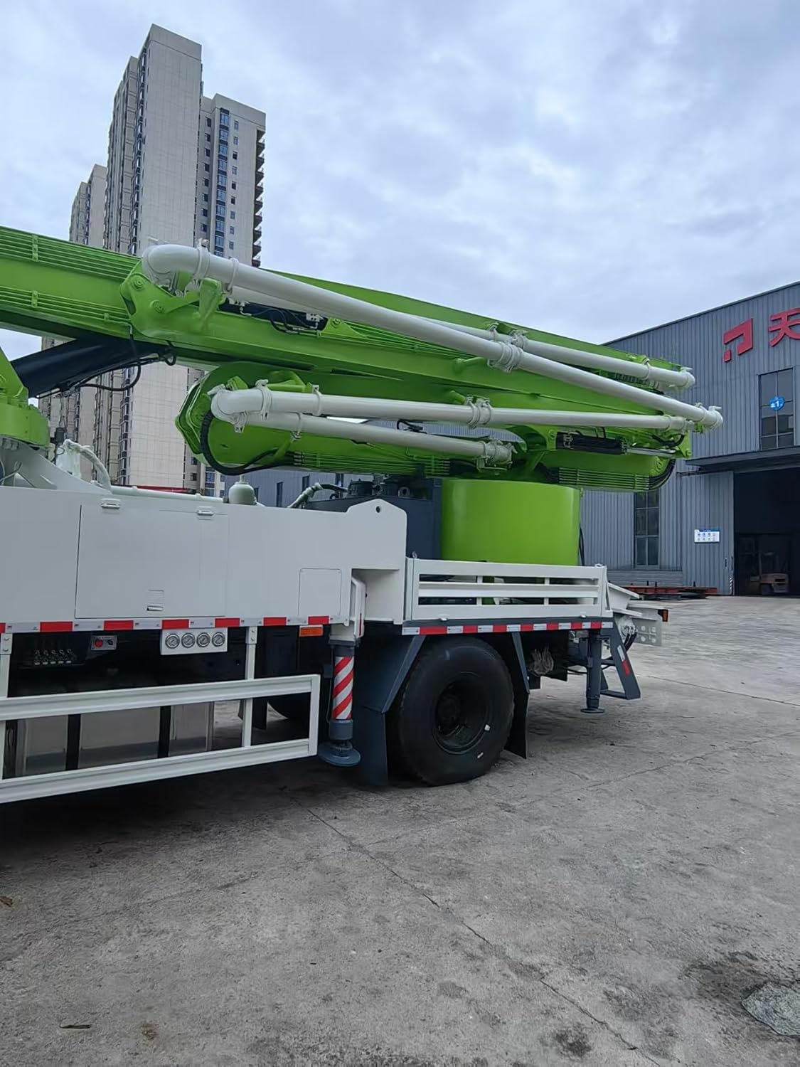 Reinforced boom structure improves durability and operational safety during lifting and pumping.