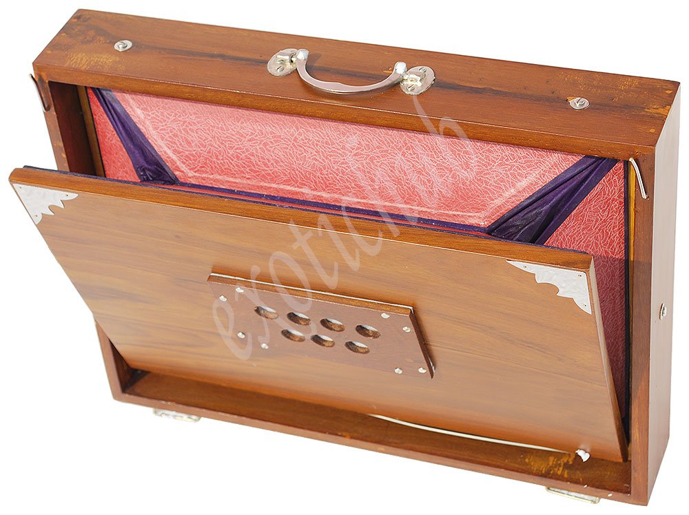 Shruti-Box aus Teakholz (40,6 x 30,5 x 7,6 cm), gestimmt auf: 440 Hz, Gigbag, Farbe: natürliches Teakholz, Tonart: -C zu C (niedriger Ton: Rohrblatt - Stecktyp), Sur Peti, Yoga, Bhajan, Kirtan, DJ