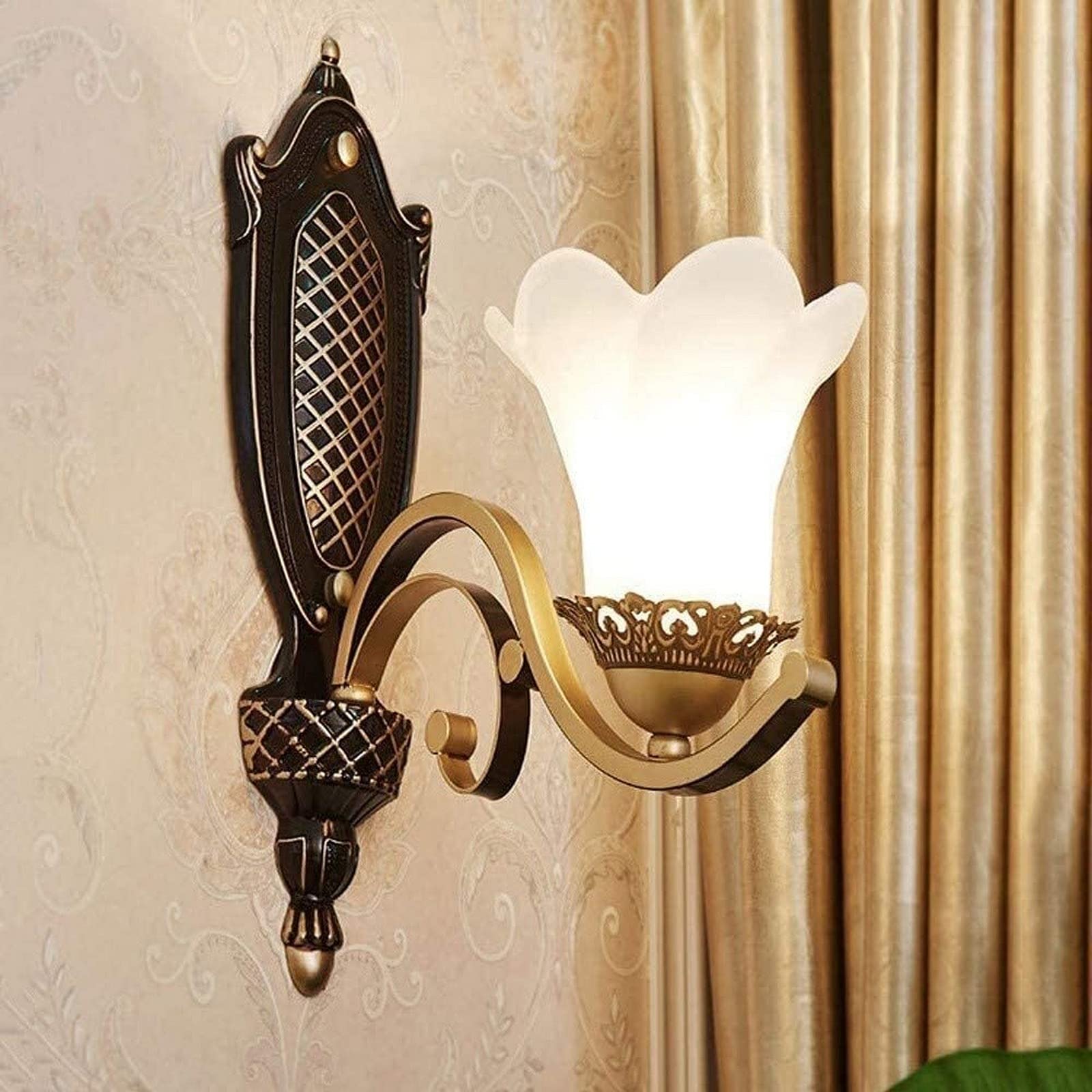 Wiejskie oświetlenie wewnętrzne, lampa ścienna, pokój gościnny, oświetlenie korytarza, tło, hotel, sypialnia, stolik nocny, lampa ścienna, europejskie żelazo retro, metal, biały płatek, szkło,