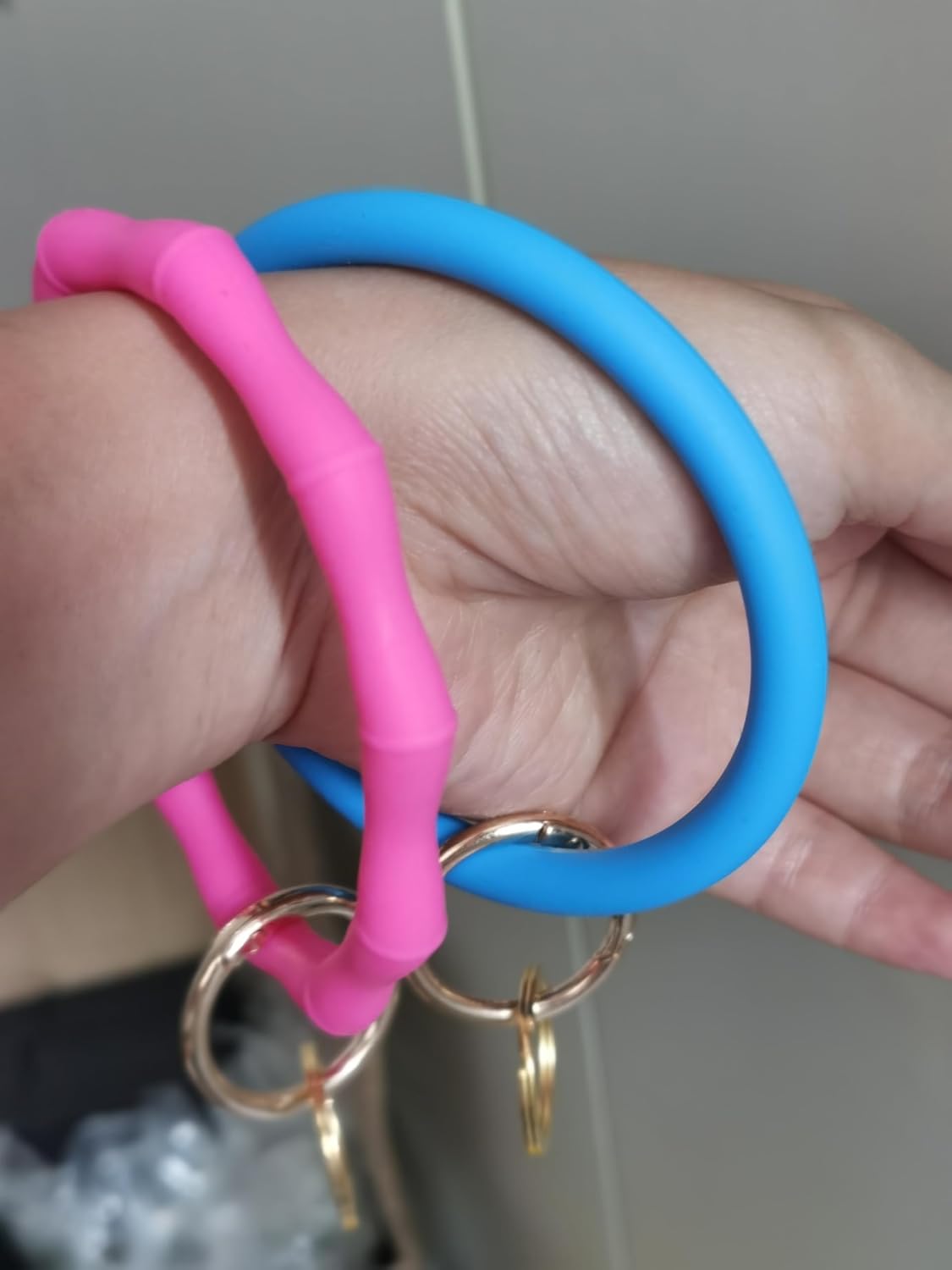 CRIZAN 2PCS Silicone Wrist Keychain Round Bracelet Rubber Bracelet Round Key Ring Holder for Women Men Girls