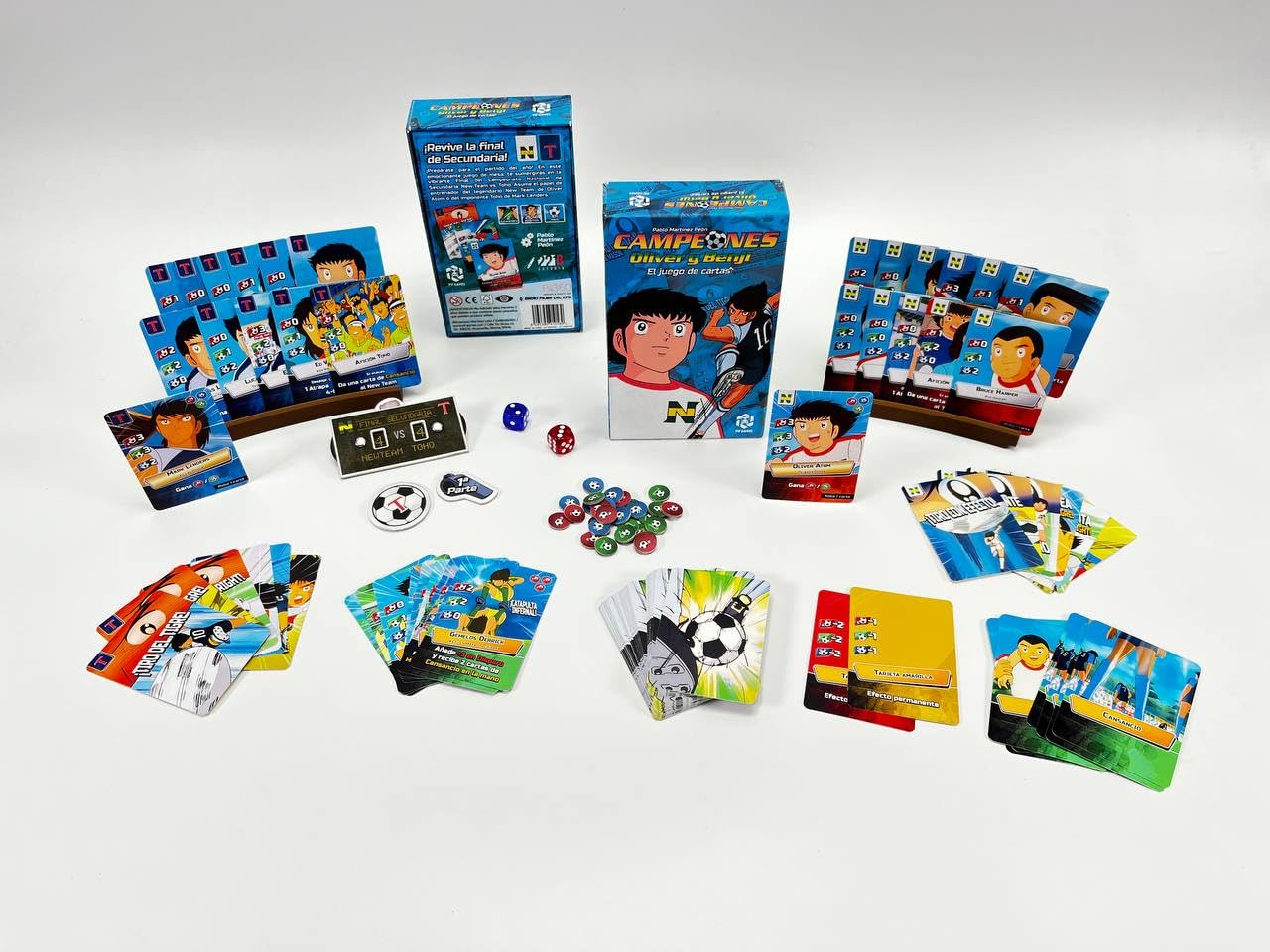 Juego de Cartas Campeones Oliver y Benji | Duelo New Team vs Toho | Juego de Fútbol para Niños +10 Años y Fans Retro | Regalo Ideal con Dados, Cartas Especiales y Marcador de Partidos