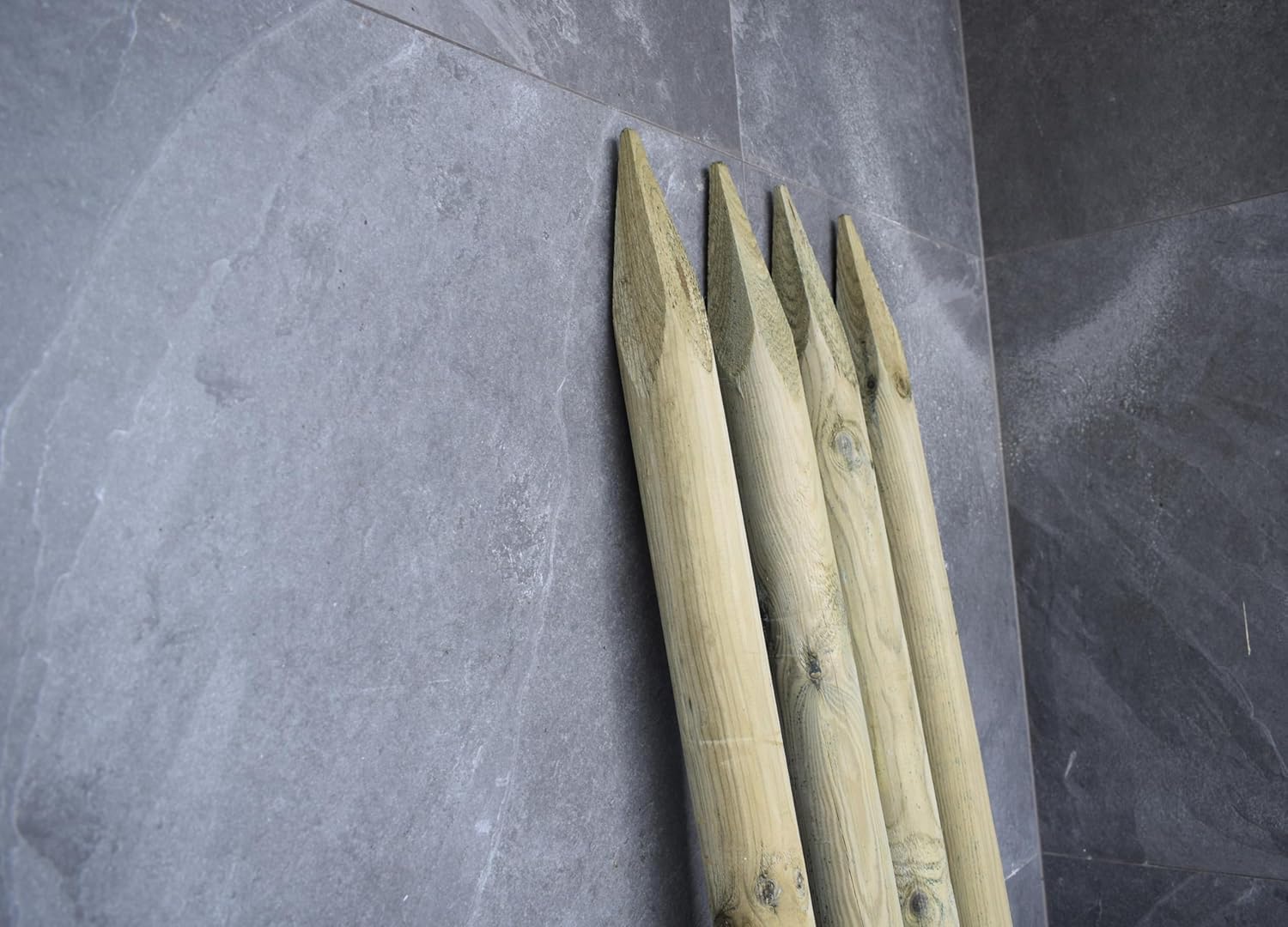 ø 6cm Lot de 4 Piquet Cloture Bois Longueur: 240 cm Poteaux De Clôture De Jardin Imprégné Résistant Aux Intempéries Palissade Tuteurs avec Pointe Couleur Olive