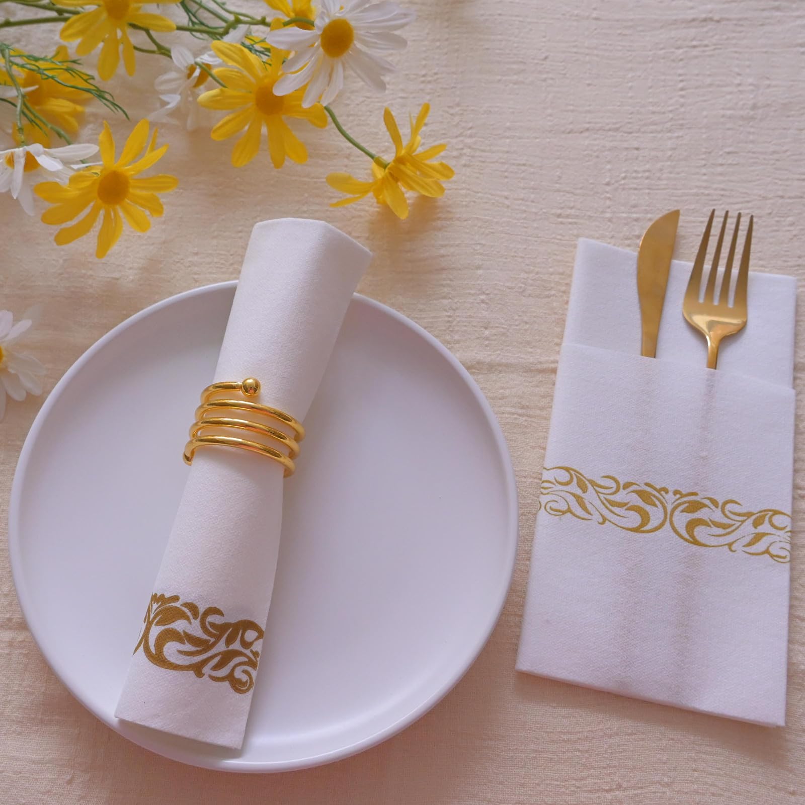 Lot de 100 serviettes de table jetables blanches au toucher lin avec poche à couverts intégrée, serviettes en papier doré pour fête, mariage