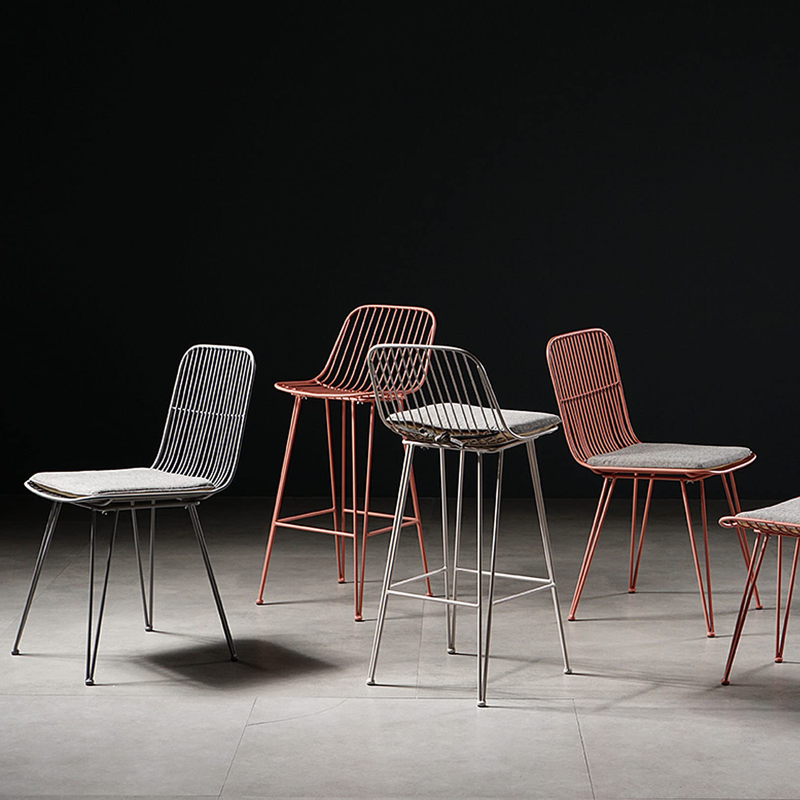 Amazon｜アイアン バースツール 26in カウンターハイトスツール 中空の