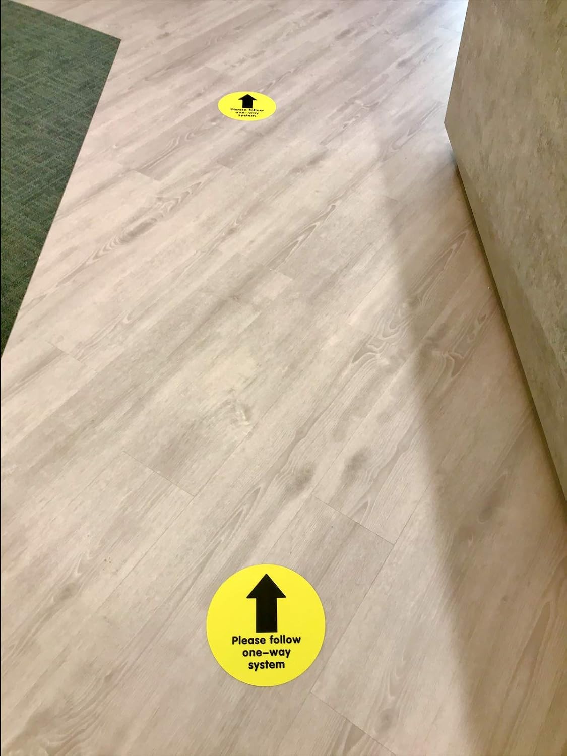 Pack of 5 Yellow One Way System Arrow Floor Sticker Safety Sign, Removable, Anti-Slip, Self-Adhesive - Image 4