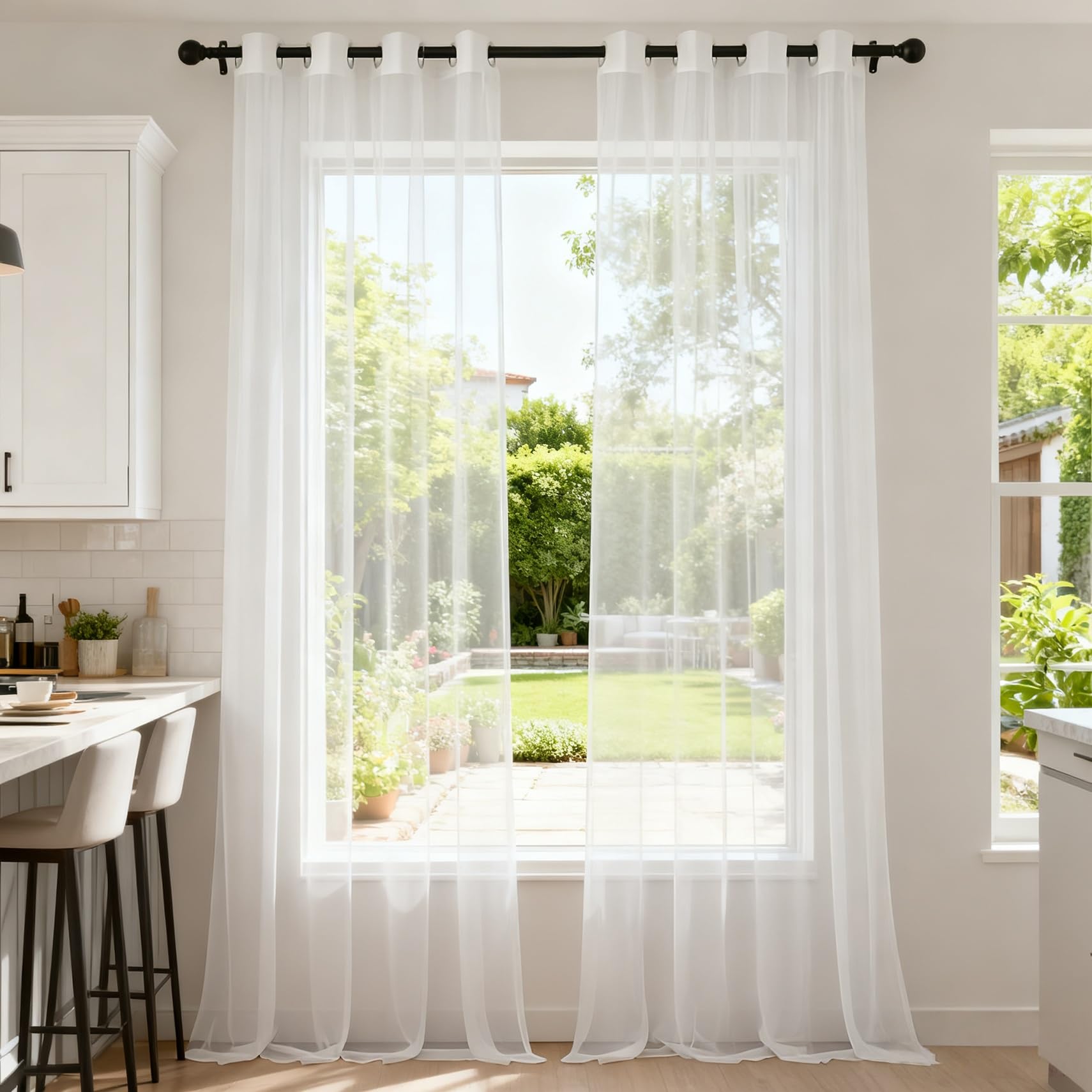 Voilages intérieurs filtrer la lumière du soleil et protéger l'intimité de la maison