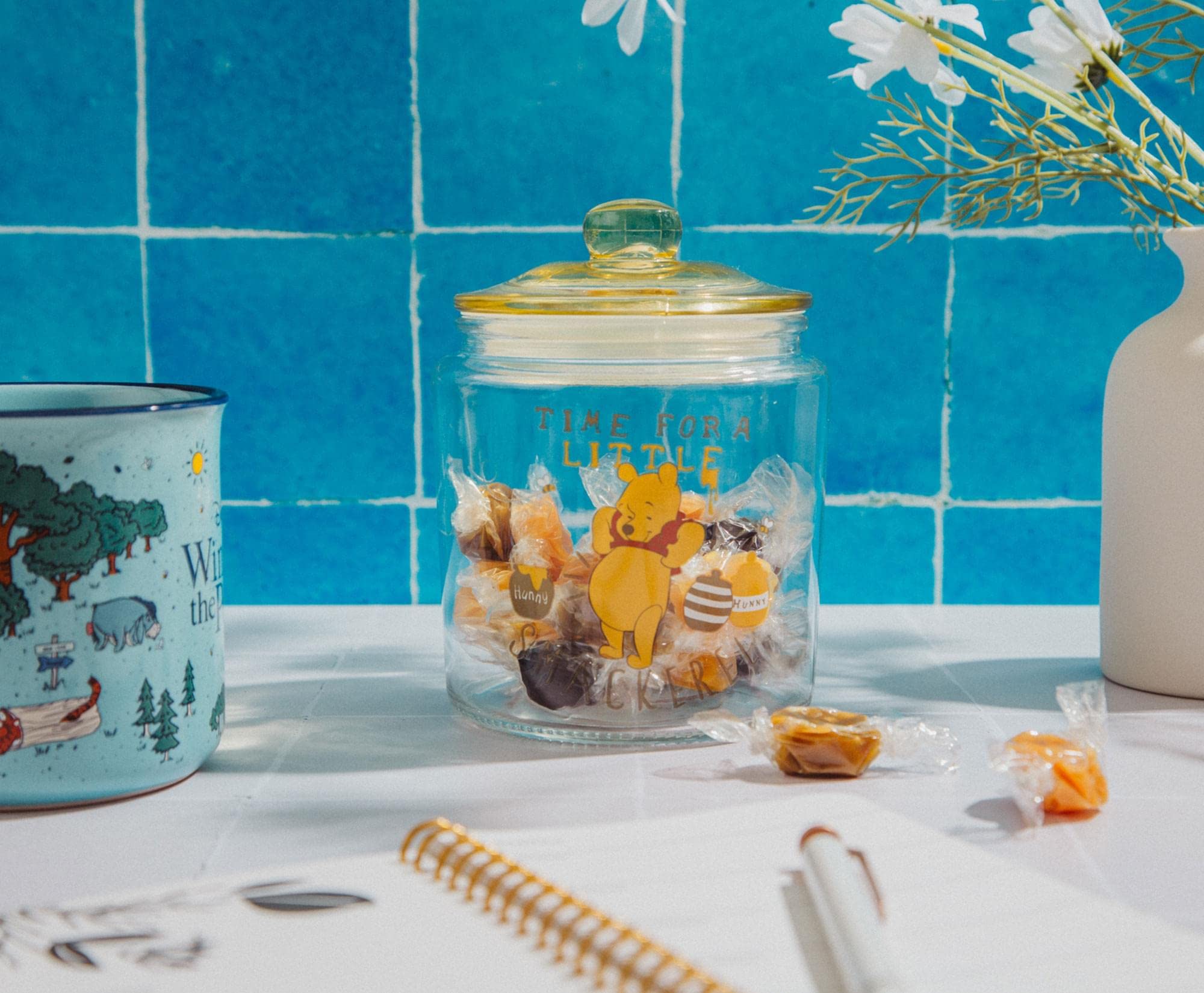 Winnie The Pooh Disney Time For A Little Smackerel - Tarro de cristal con tapa, almacenamiento de alimentos de cocina para aperitivos, dulces, 6 pulgadas de alto