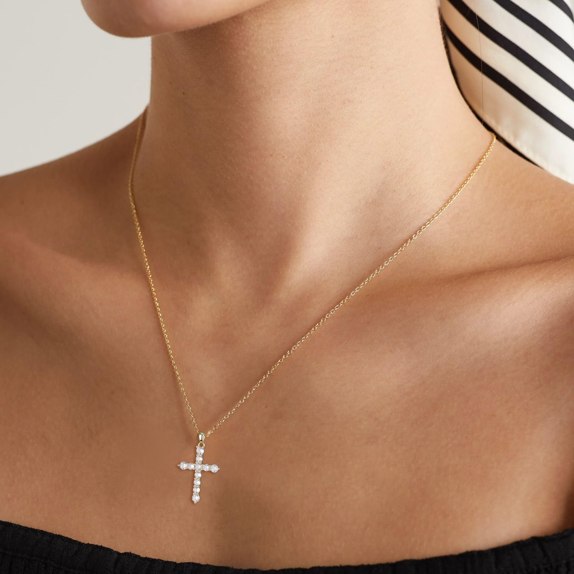 GAVU Collana Argento 925 da Donna con Ciondolo Croce di Diamanti di Zirconia Cubica, Collana Punto Luce da Donna con Crocifisso
