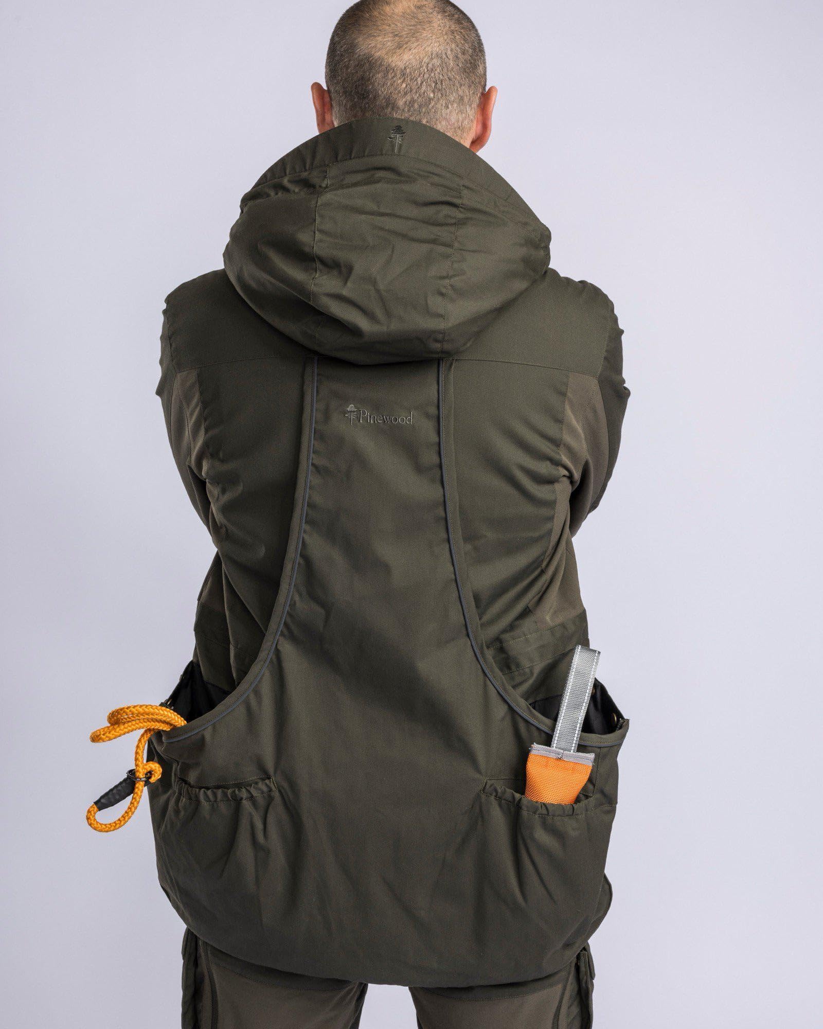Pinewood Herren Hundesport Trainer Jacke - Outdoor Jacken für Herren - funktionell ausgestattete Jacke mit vielen Taschen und Platz für Hundetraining Zubehör - winddicht und wasserabweisend
