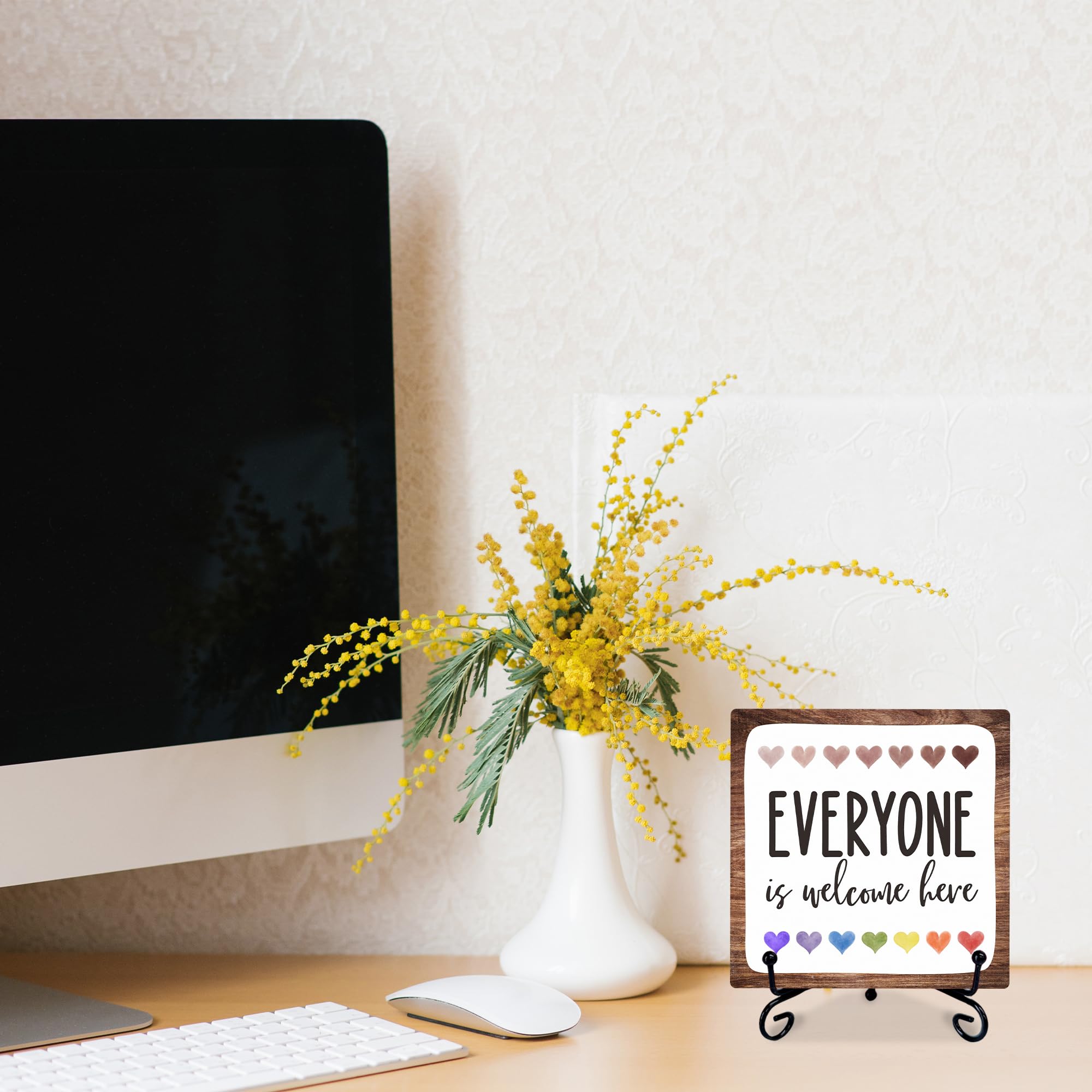 Decorazione in legno ispiratrice da 10,2 cm, con scritta in lingua inglese "Everyone Is Welcome Here", targa in legno con 1 supporto in metallo, decorazione rustica da scrivania per casa, ufficio,