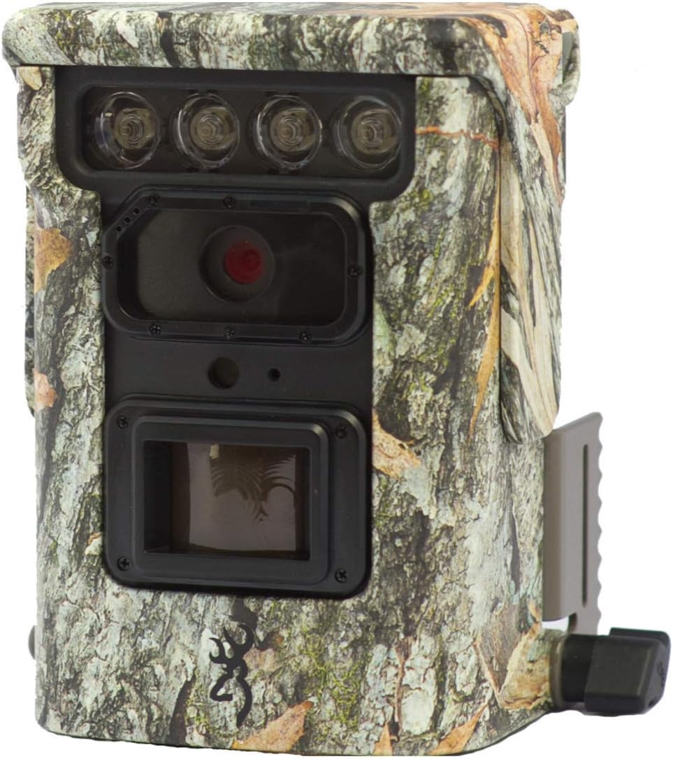 Przód view of the Browning Defender 850 trail camera in camouflage pattern.