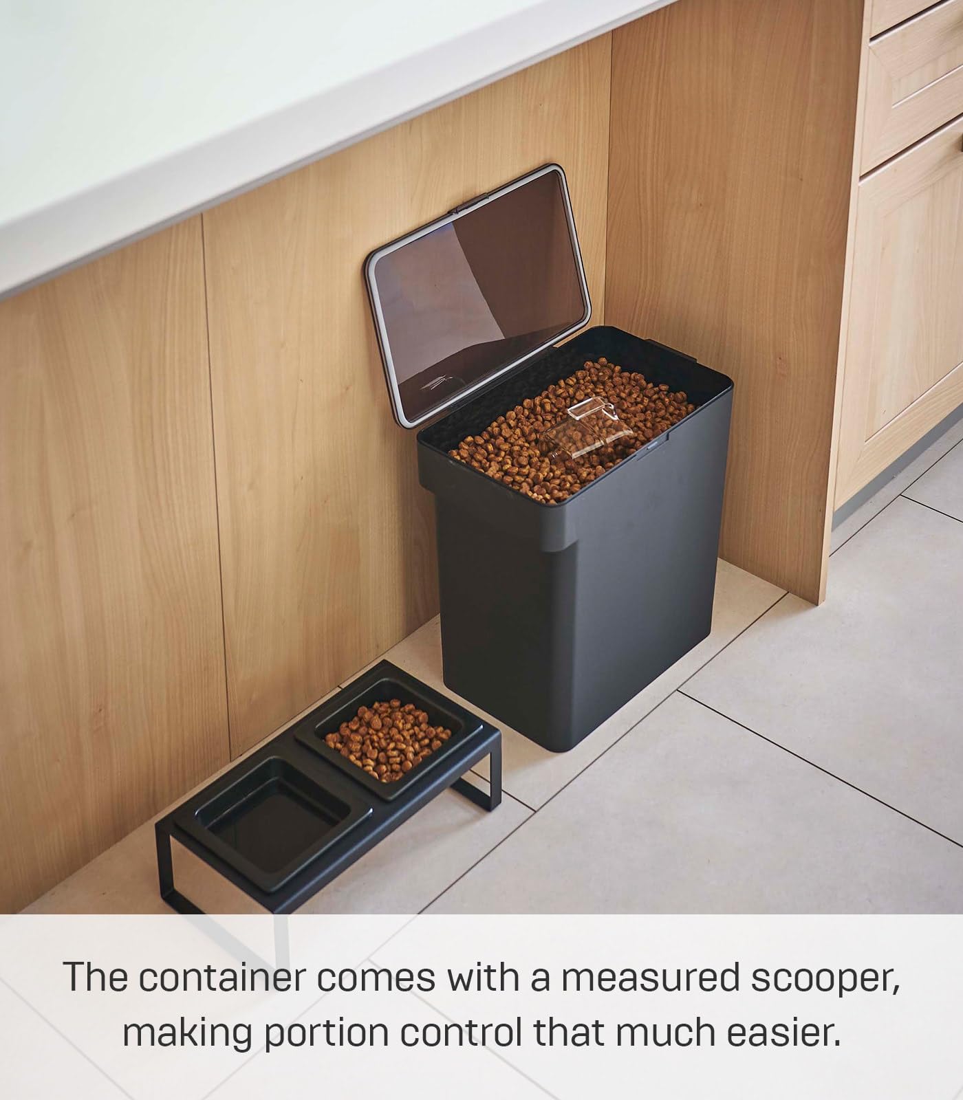 YAMAZAKI Home Tower - Contenedor hermético de almacenamiento de alimentos para mascotas, contenedor de comida para gatos y perros con tapa transparente y asa, grande, plástico ABS, 15 libras, 3.17