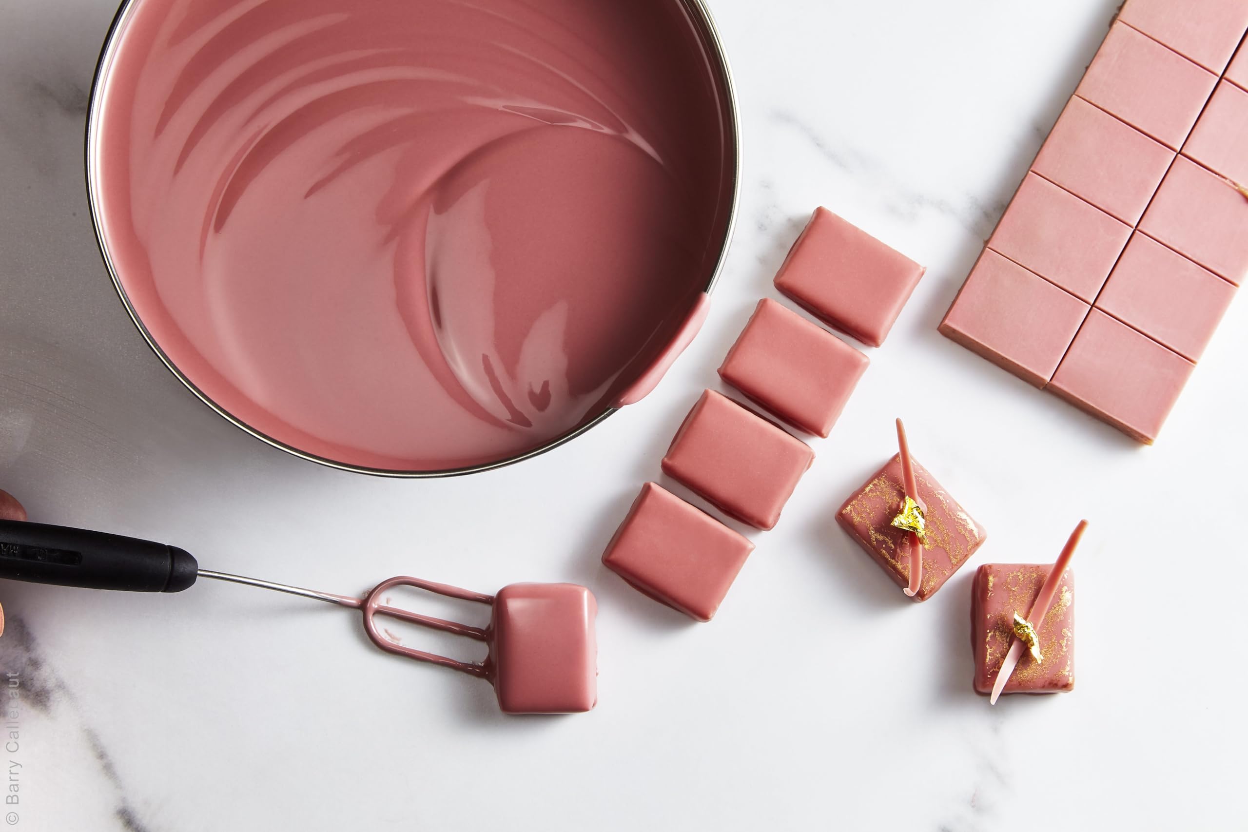 CHOCO SECRETS - 1,5 kg Belgische Ruby Schokolade für Schokobrunnen - Schokofondue Schokolade - Premium Kuvertüre Drops für Schokoladenbrunnen - Chocolate Chips zum Backen und für Desserts