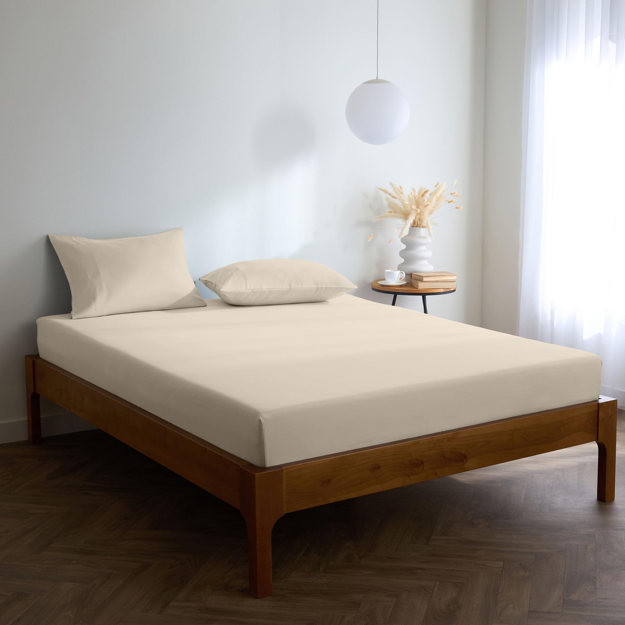 Drap-housse lit double beige doux 135x190 cm pour des nuits cocooning douillettes