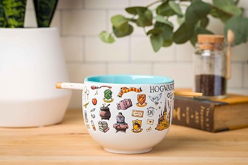 Miniatura 9 de Silver Buffalo - Cuenco con palillos de cerámica para ramen modelo Hogwarts Destination de Harry Potter, 20 fl oz, blancomulticolor