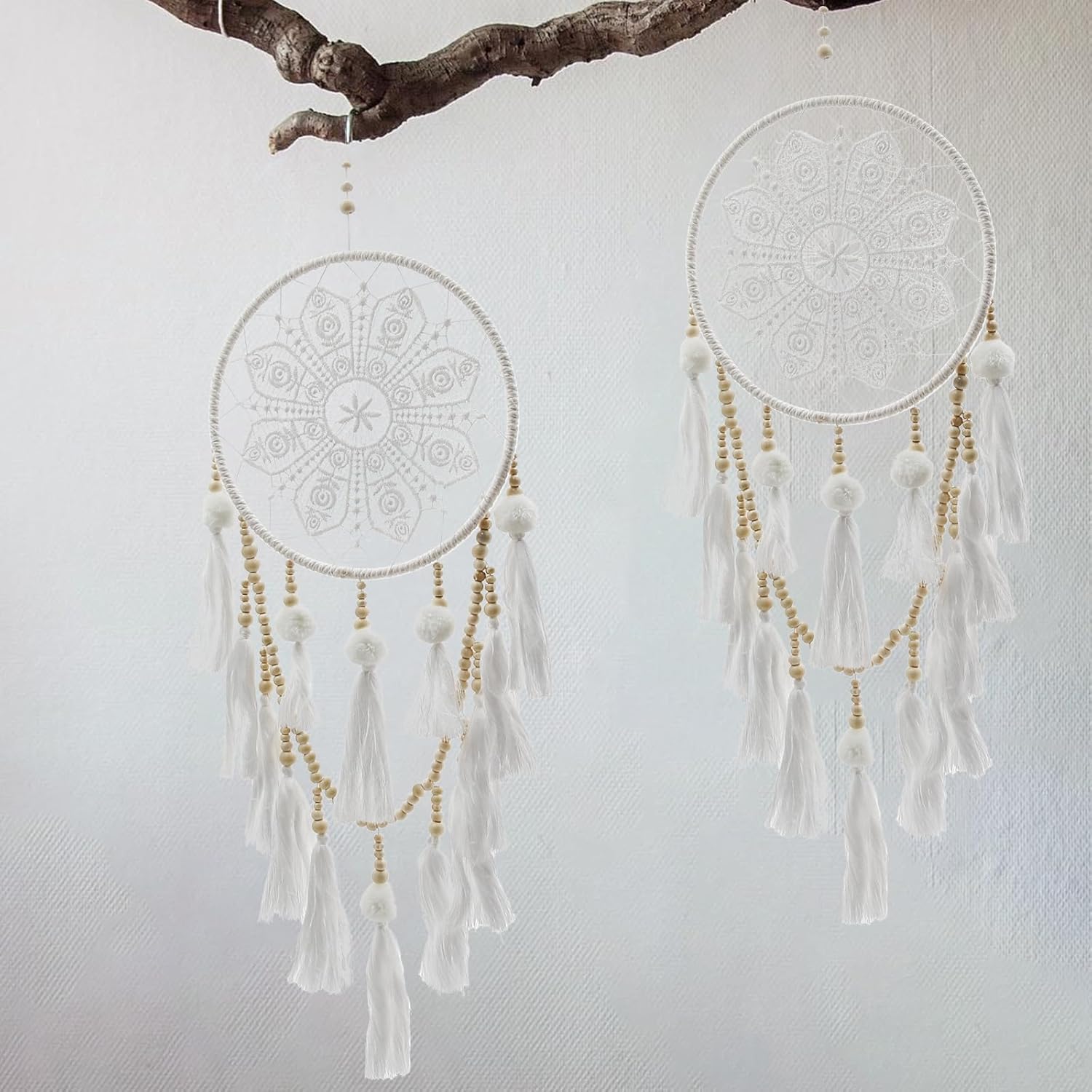 Traumfänger-Übersicht: Boho-Stile für Zimmer & Hochzeit Weißer Makramee-Traumfänger mit Tasseln