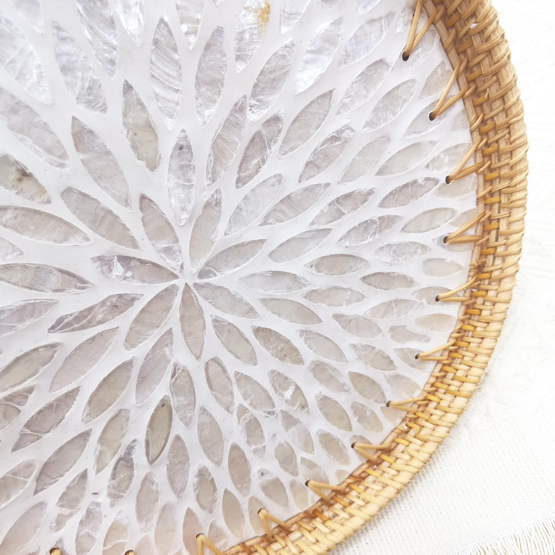 i-lan Vassoio rotondo da 30,5 cm in rattan con intarsio in madreperla, vassoio da portata in rattan con base in legno intarsiato in madrepera, cestino decorativo in vimini per decorare la tavola,
