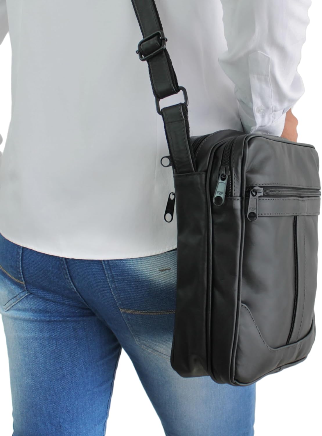 bolsa masculina e feminina tiracolo 100% couro bovino legítimo Shoulder Bag 015 (Preta) em promoção! Veja a oferta e mais achadinhos de Bolsas 6 Hoje é o melhor dia para comprar bolsa masculina e feminina tiracolo 100% couro bovino legítimo Shoulder Bag 015 (Preta) com aquele preço maroto! Promoção! Aproveite a oferta! 6