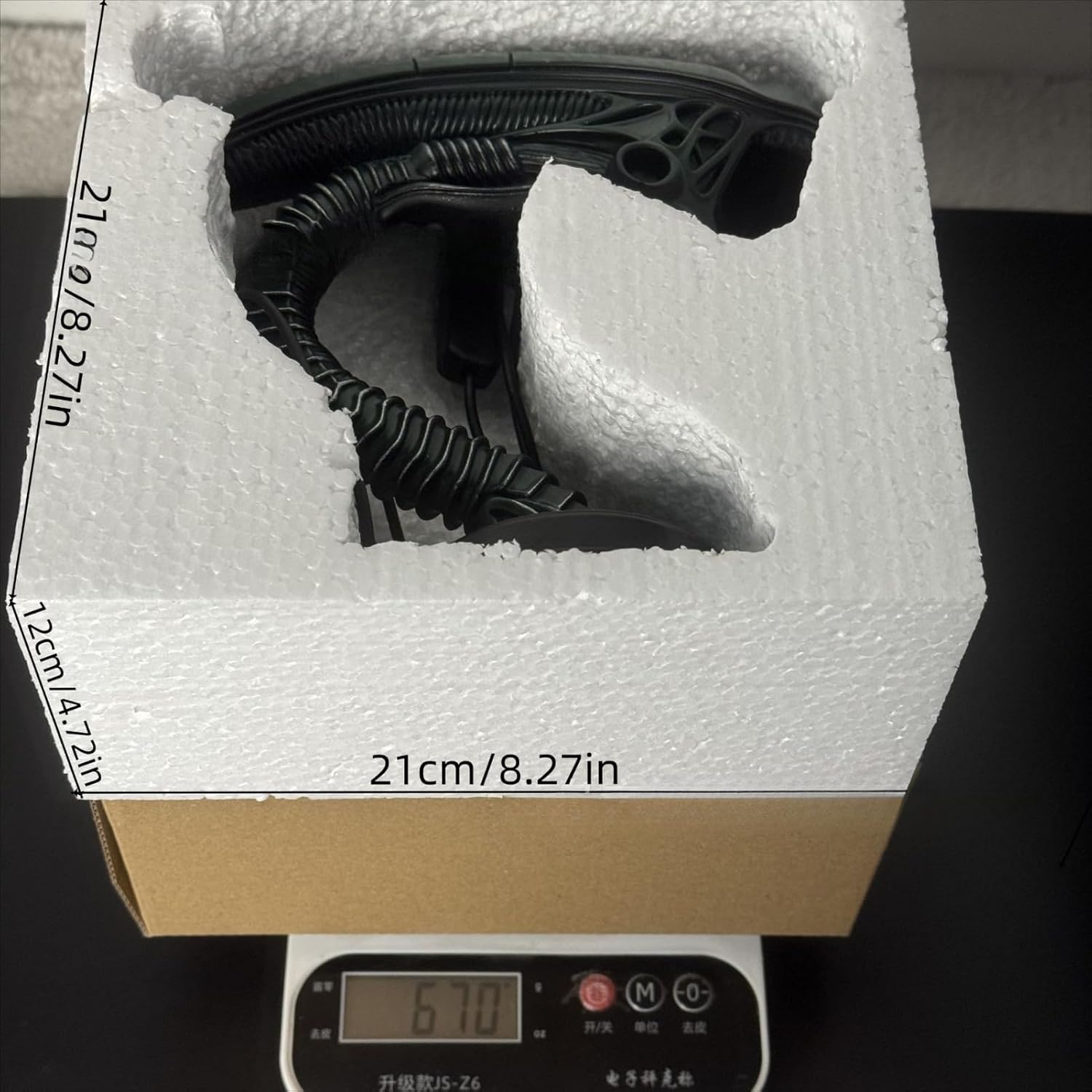 2025 New Sci-Fi LED Table Lamp Alien 3D Resin Night Light, Black Space Theme Statue Ornaments Bedroom/Office Decoration, Collectible Home Lighting Gift (1)