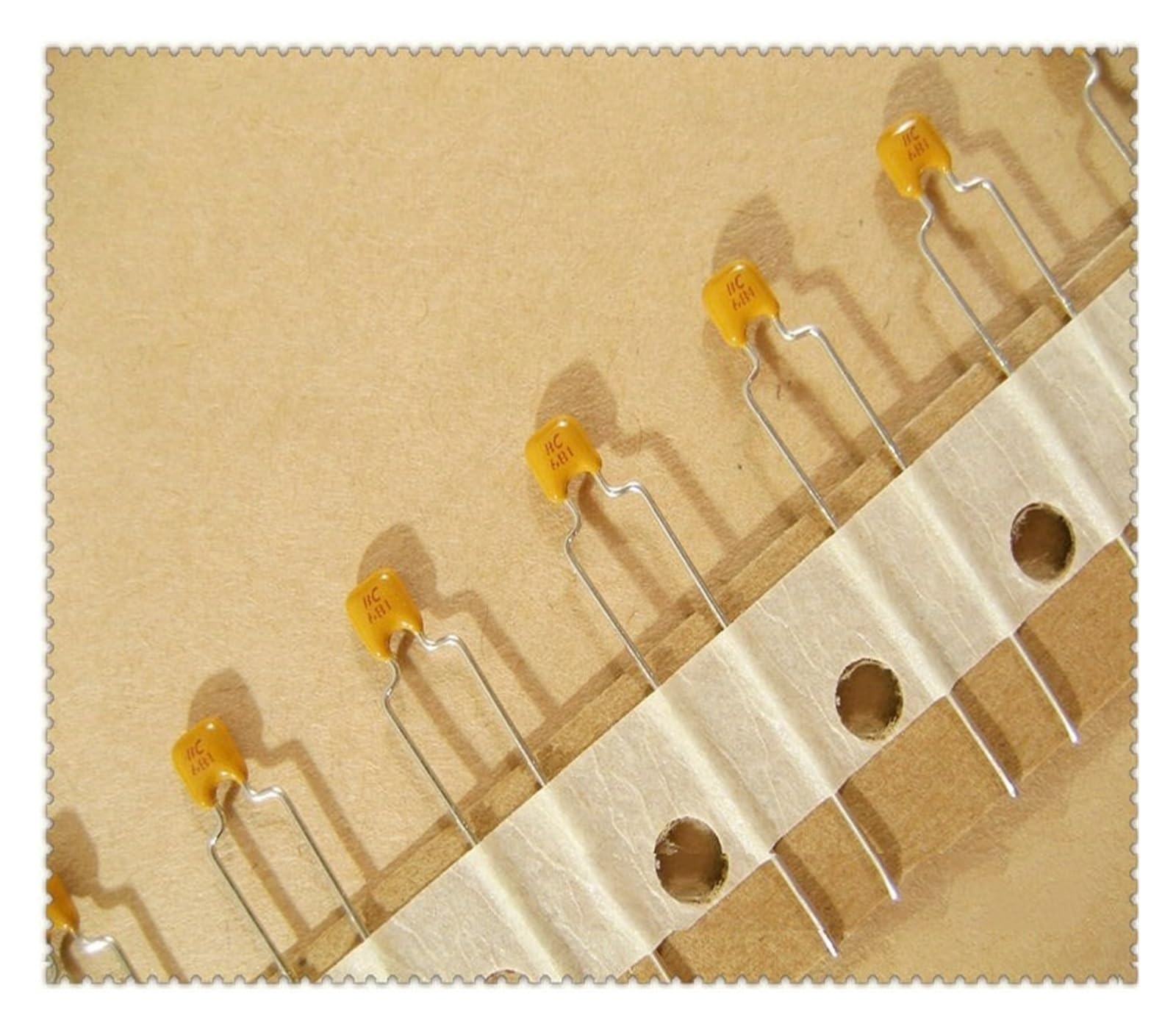 Condensateur céramique 680pF 50V C0G NP0 de précision pour circuits électroniques