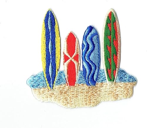 Cuatro tablas de surf coloridas en Sand Beach bordado para planchar en el parche