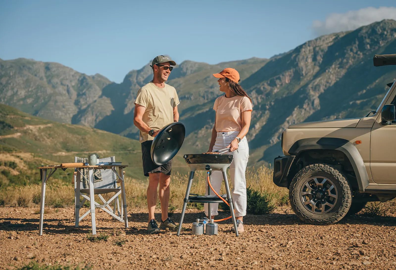 CADAC - Carri Chef 50 BBQ 50mBar + Camping-Kochbuch | Tragbarer Grill mit automatischer Zündung und Rezeptbuch, inkl. Tragetasche, Camping und Grillzubehör, Verwendung im Freien