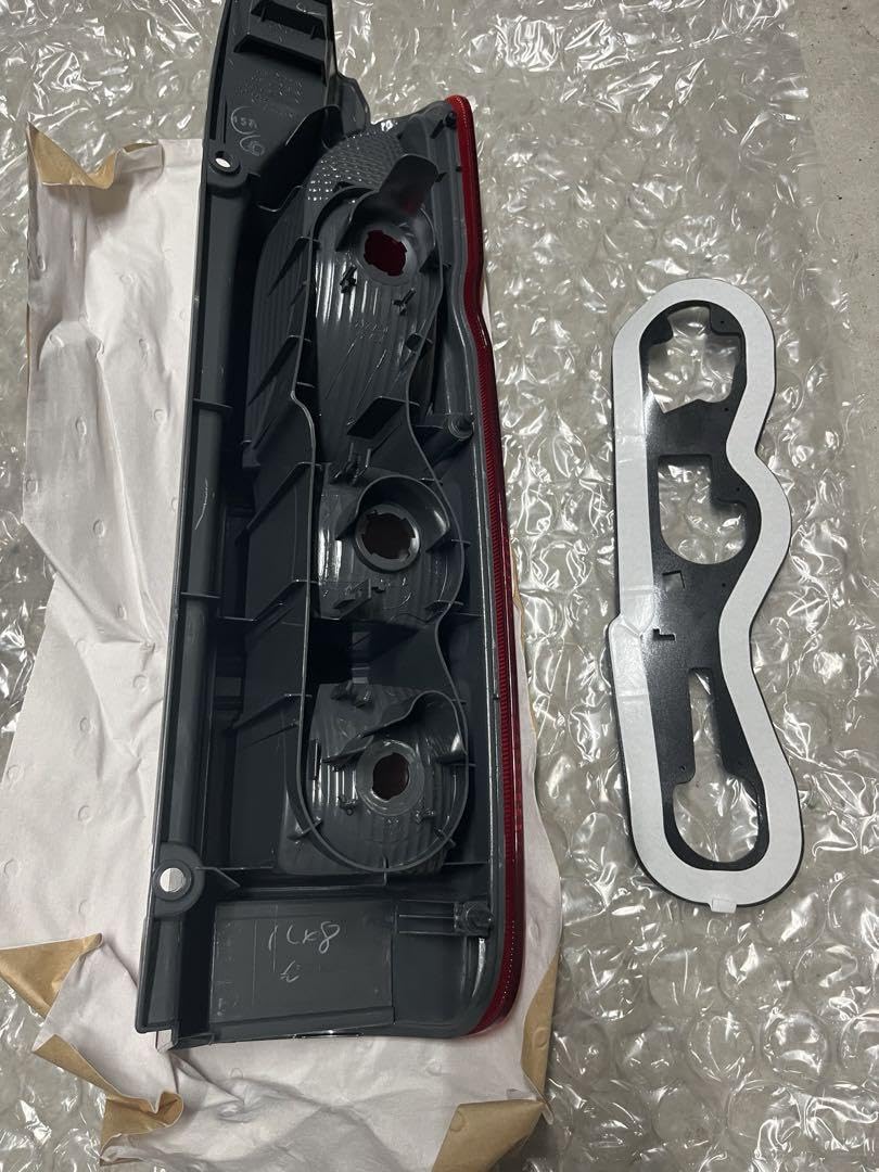 Amazon.co.jp: ハイエース 左 テールレンズ ガスケット付 81561