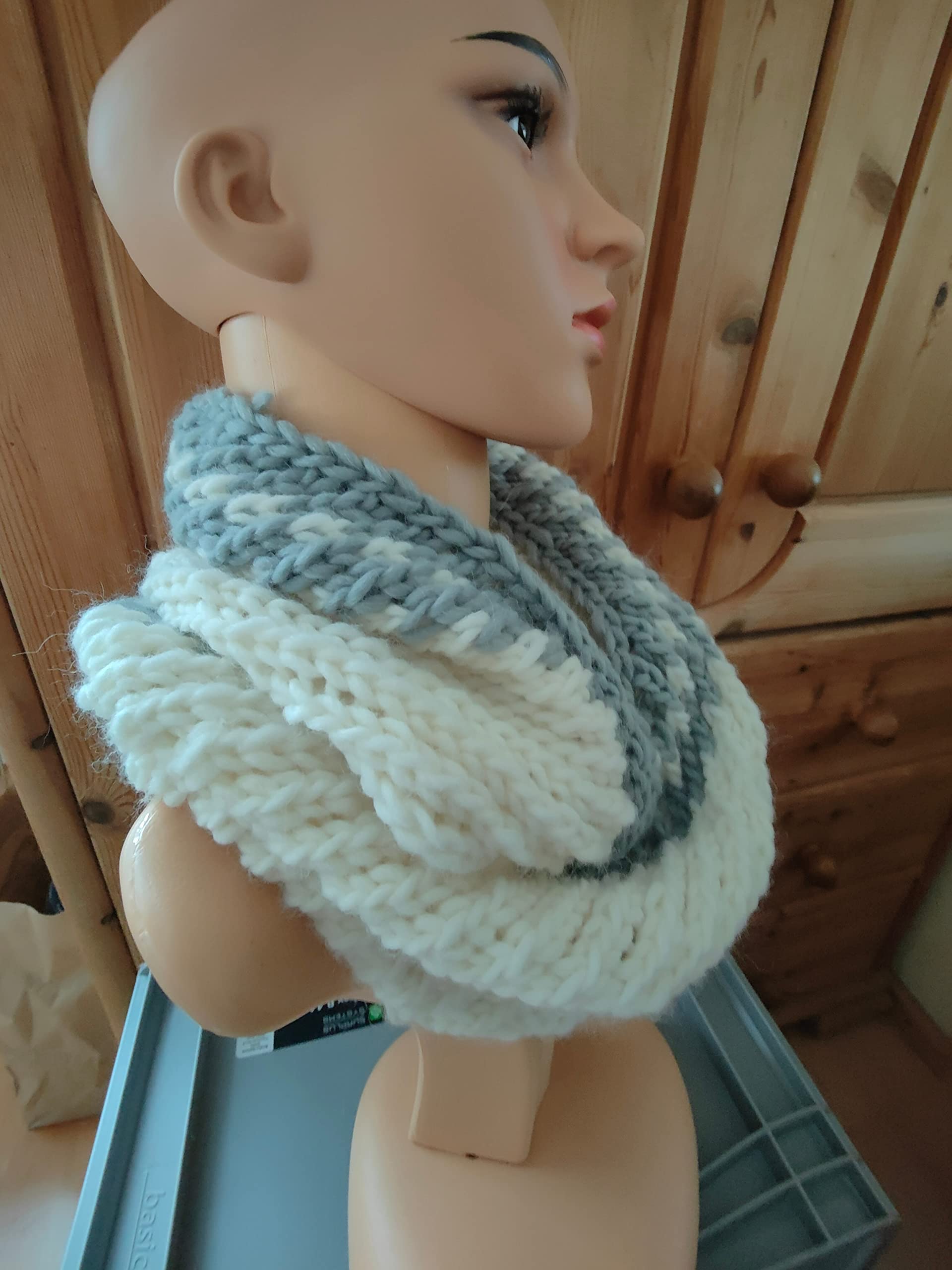 Wollschal Loop XXL ca. 122 cm lang Schal handgestrickt wollweiss/grau Schlauchschal Loopschal Rundschal Schlauchtuch gestrickt