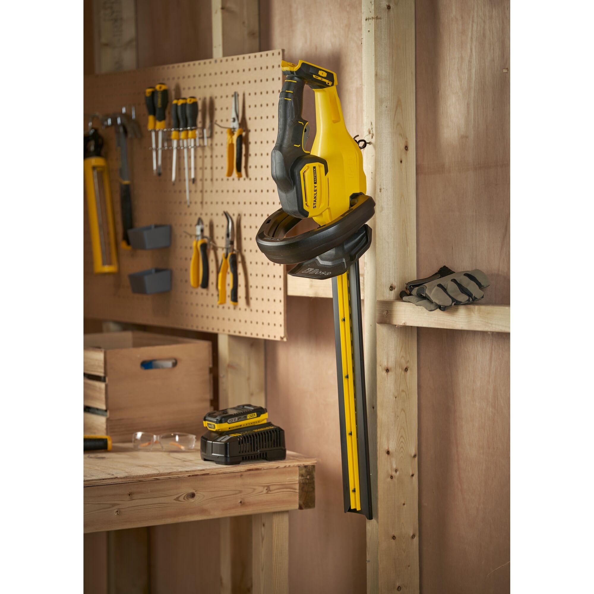 STANLEY FATMAX SFMCHT650D1-QW V20 - Cortasetos con batería (50 cm de Longitud de la Espada, Grosor de Corte de 19 mm, Mango de Planchado y Parada rápida, Incluye batería de 2,0 Ah y Cargador)