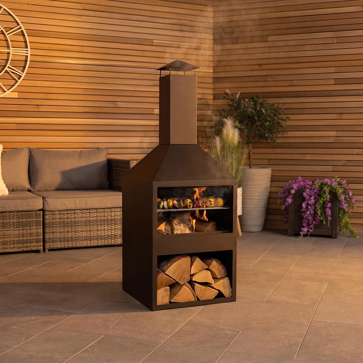 CHARLES BENTLEY Barbecue et cheminée 118cm en Acier Noir, résistant à la Rouille, Design Moderne, brûleur Bois/Charbon, Rangement bûches, avec tisonnier (118x44x44cm)