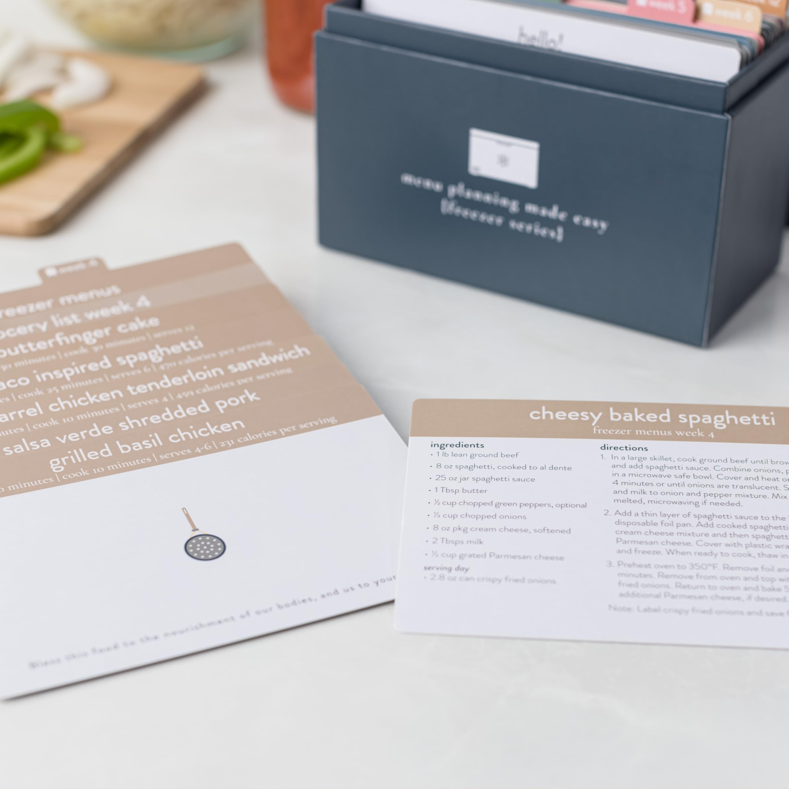 Planer posiłków z 72 kartkami z przepisami (menu zamrażarki), tygodniowy planer menu, solidne pudełko na przepisy, 12 list zakupów spożywczych wielokrotnego użytku, 5 pustych kart z przepisami,