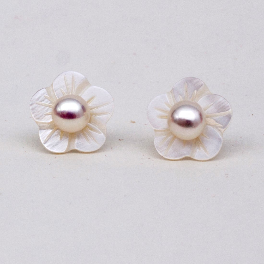 Field4U 925 Sterling Silver Flower Patterned Shell Plus Freshwater AAA 8mm Pearl Earrings