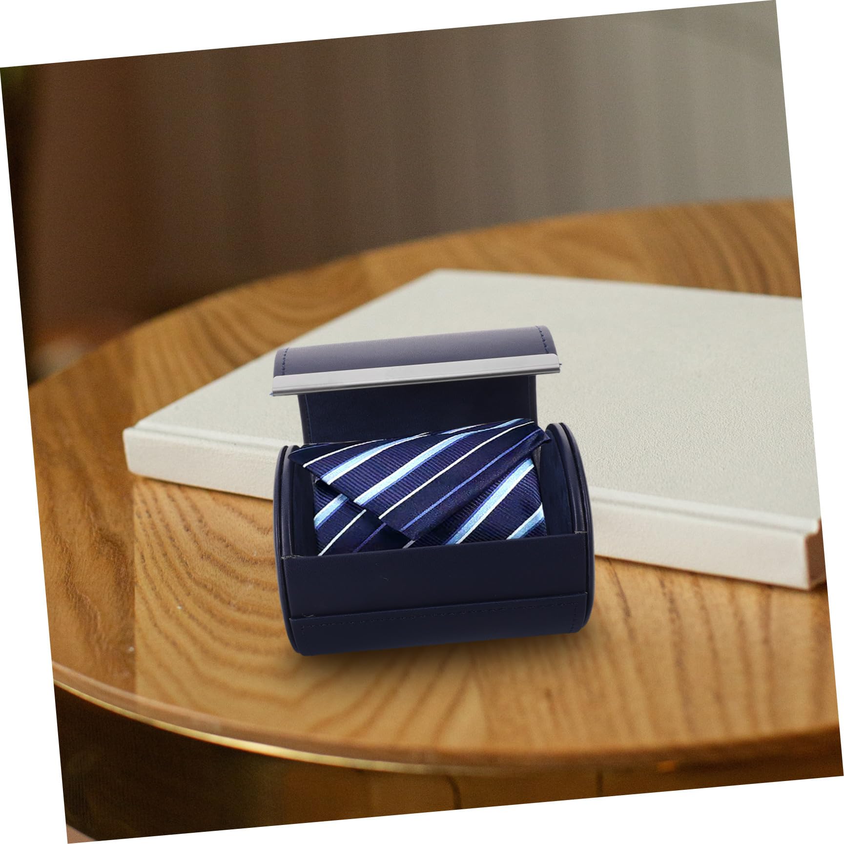 Custodia per Cravatte Cilindrica in Pu con Chiusura Magnetica, Portatile e Protettiva, Organizer Compatto per Viaggi e Look Professionale da Uomo