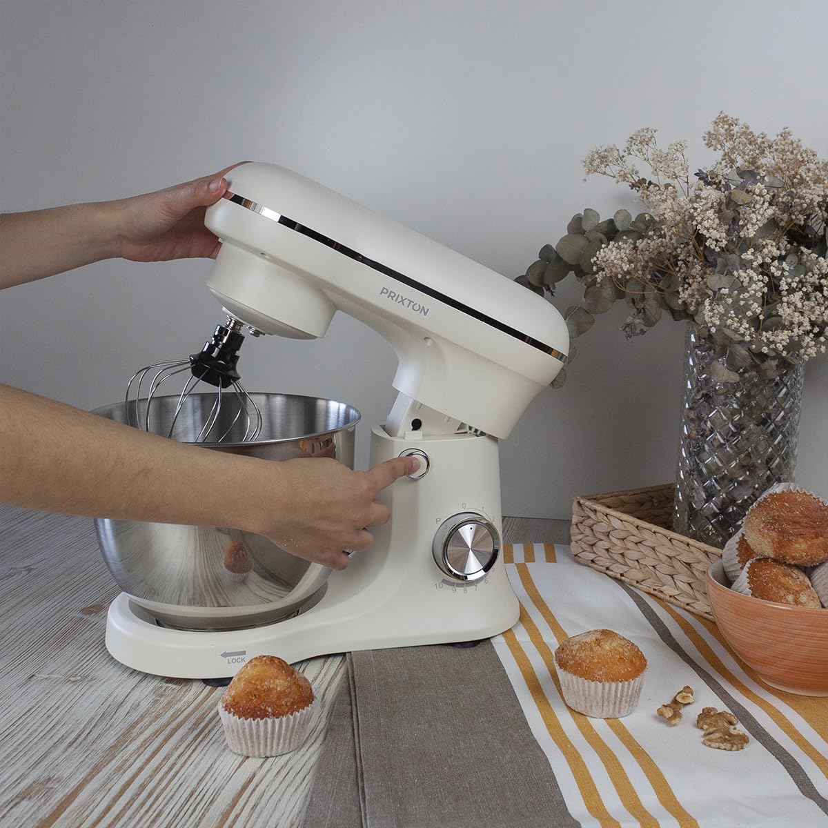PRIXTON Batidora Amasadora KR250 para Repostería, Potencia 1500W, 10 Velocidades, Bol Acero Inoxidable de 5 litros, 3 accesorios, Tapa Transparente, Color Blanco Crema Mate (Reacondicionado)
