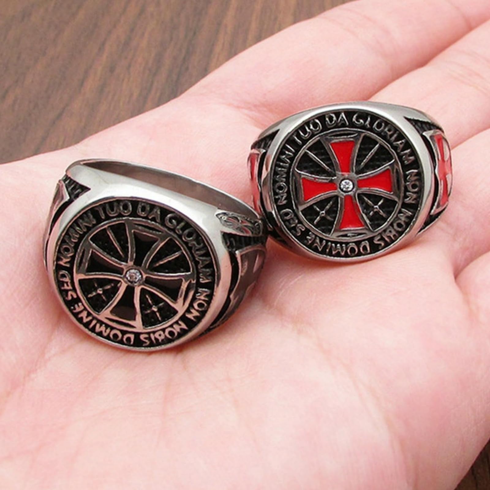 Titanstahl-Kreuzritter-Ring für Männer, Rotes Kreuz, Tempelritter, mit eingelegtem CZ-Kreuz, geschlossener Bandring, Geschenk