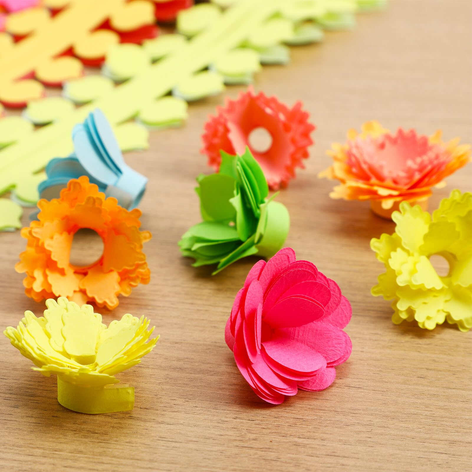 Tecnica Di Quilling Strisce Di Carta, Fiori, Forbici, Elementi Mestieri Fatti Mano Sul Tema Festa Compleanno Giorno Del S Della Madre 143169025