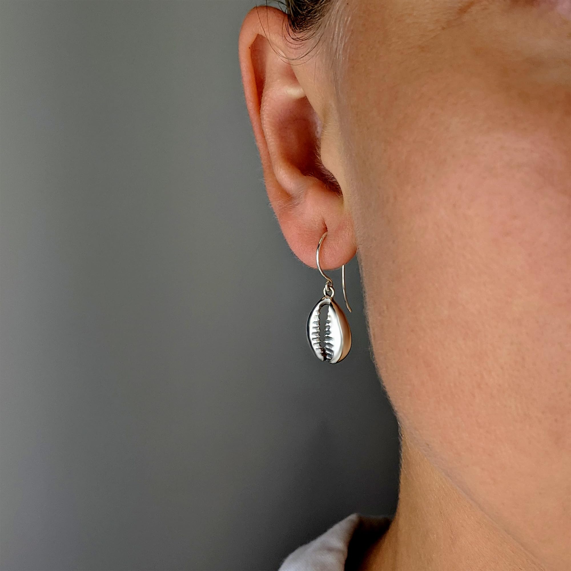 81stgeneration Pendientes Colgantes de Concha de Cauri en Plata de Ley 925 | Pendientes Colgantes con Forma de Concha para Mujer | Joyería Náutica Minimalista de Inspiración Oceánica |Regalo Playero