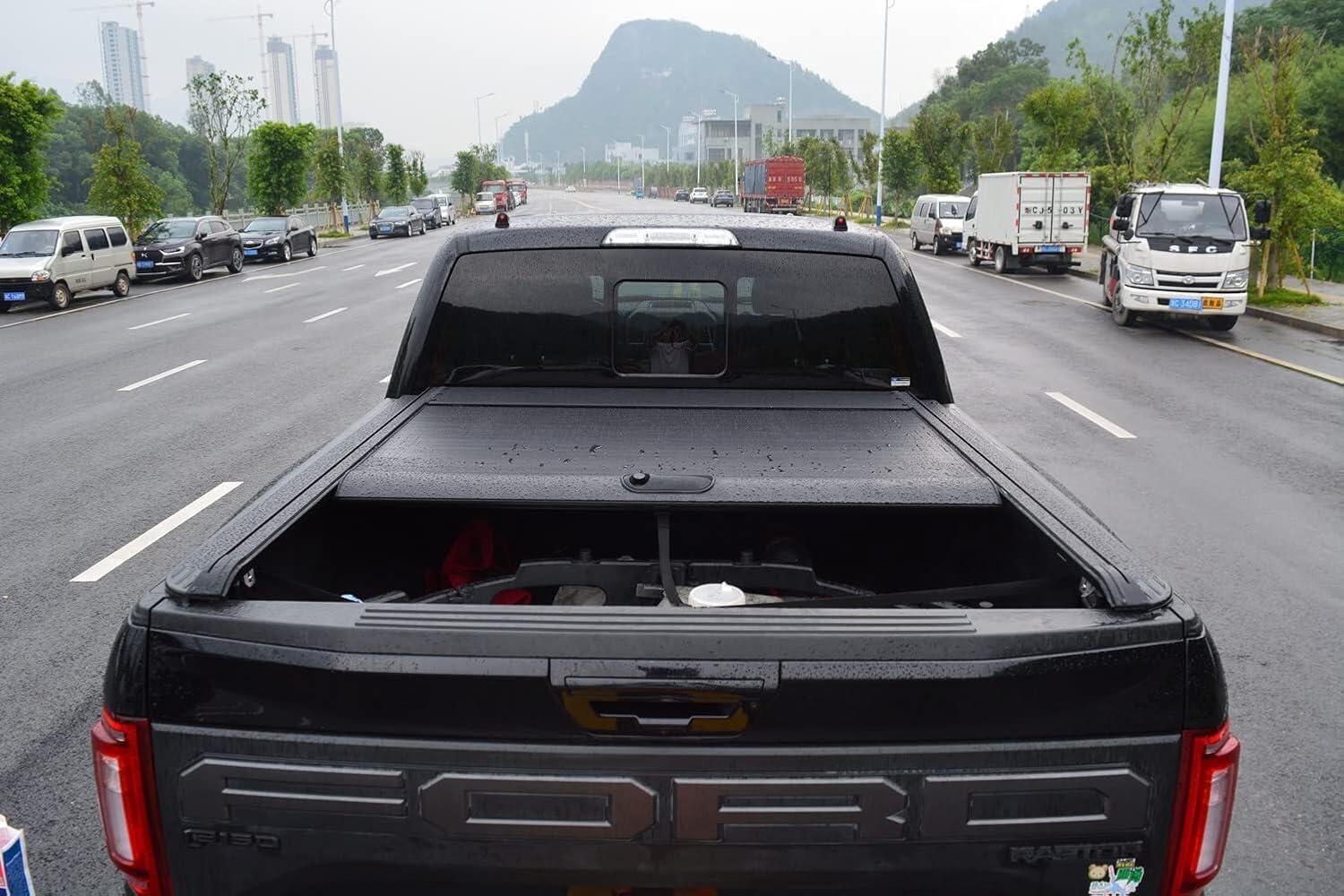 Retractable Hard Truck Bed Tonneau Cover Compatible with 2022-2026 Toyota Tundra (5.5'/66") Retractable Hard Truck Bed Cover with Key Lock