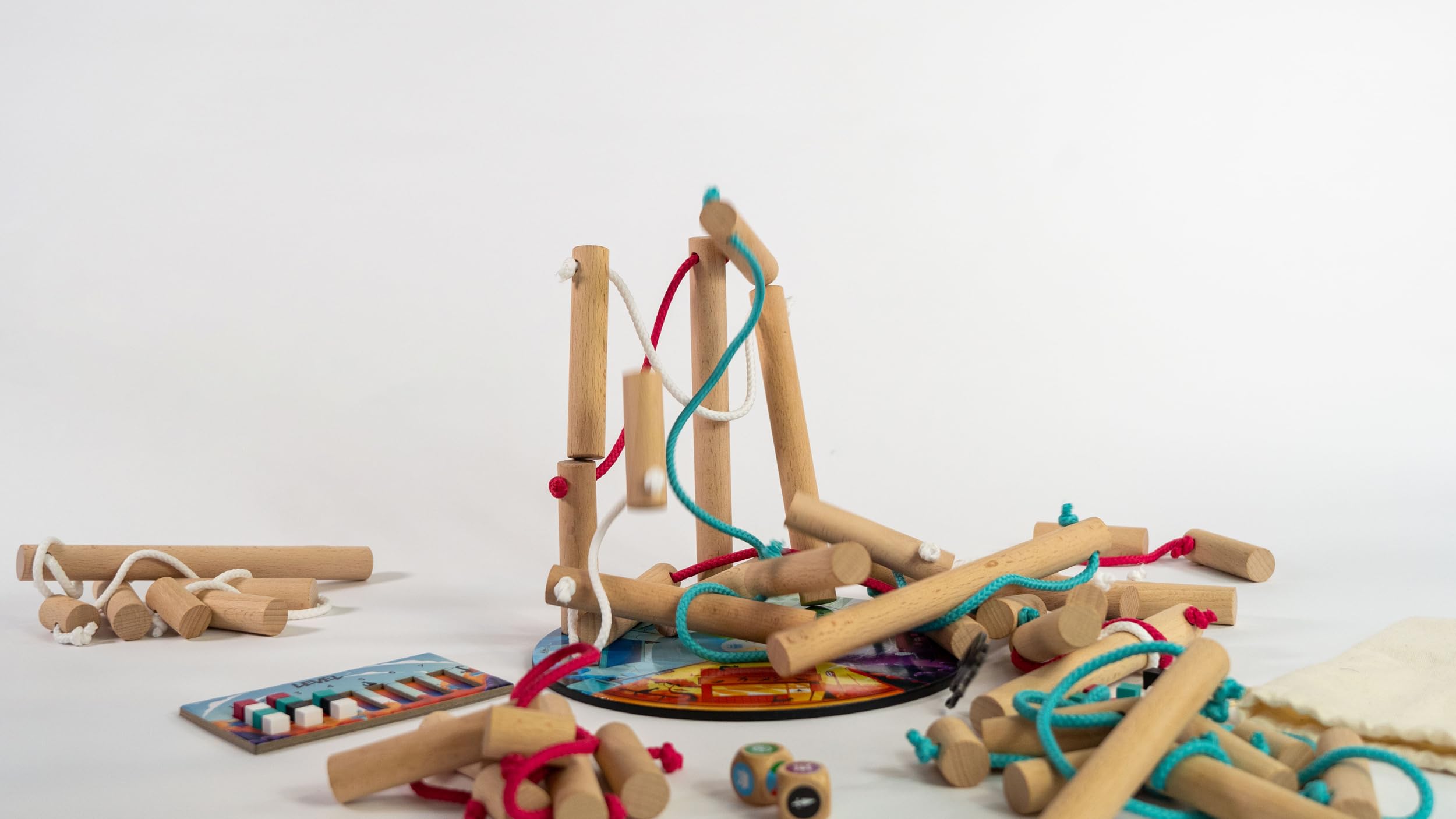 HUCH! Nekojima | Jeux de société à partir de 7 Ans | Jeux d'adresse | Écoliers | Cadeaux en Bois | Île des Chats au Japon | pour 1 à 5 Joueurs à partir de 7 Ans