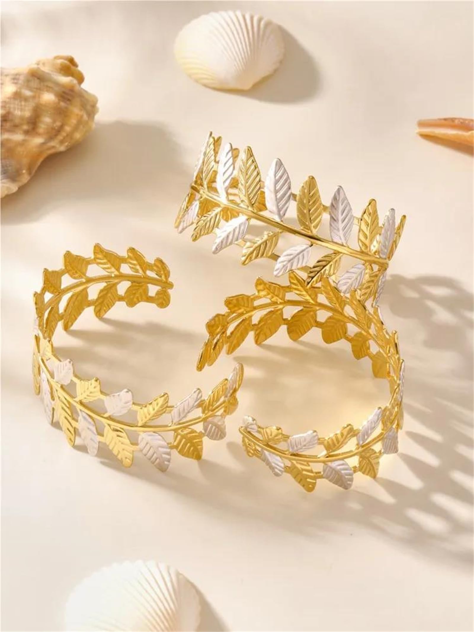LLXYWJ Zweifarbiges, blattförmiges Edelstahl-Manschettenarmband für Damen mit 18-Karat-Vergoldung. EIN wasserfester, Nicht anlaufender Armreif für einen trendigen Stil