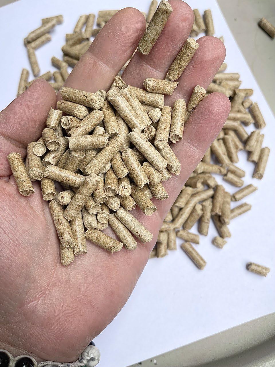 Pellet di Legno Classe A1, 15 kg, 6mm, Potere Calorifico Alto, Minimo Residuo di Cenere