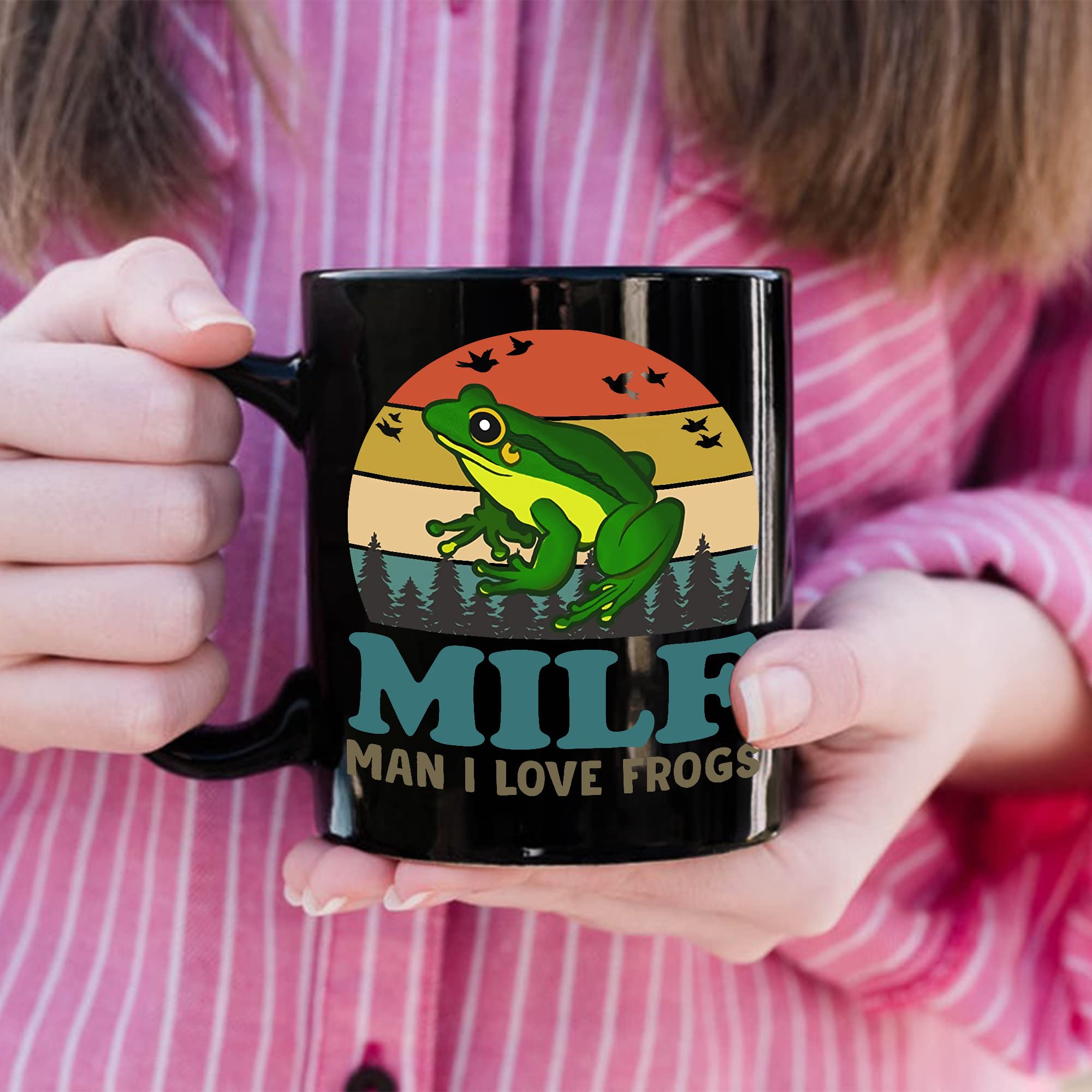 Amazon.com: Funny Saying Frog,趣味動物馬克杯,MILF Man I Love Frogs  復古馬克杯,有趣的諷刺杯,Cottagecore Frog,MILF Meme,送給朋友的禮物,誰愛青蛙(陶瓷,11 盎司) : 居家與廚房